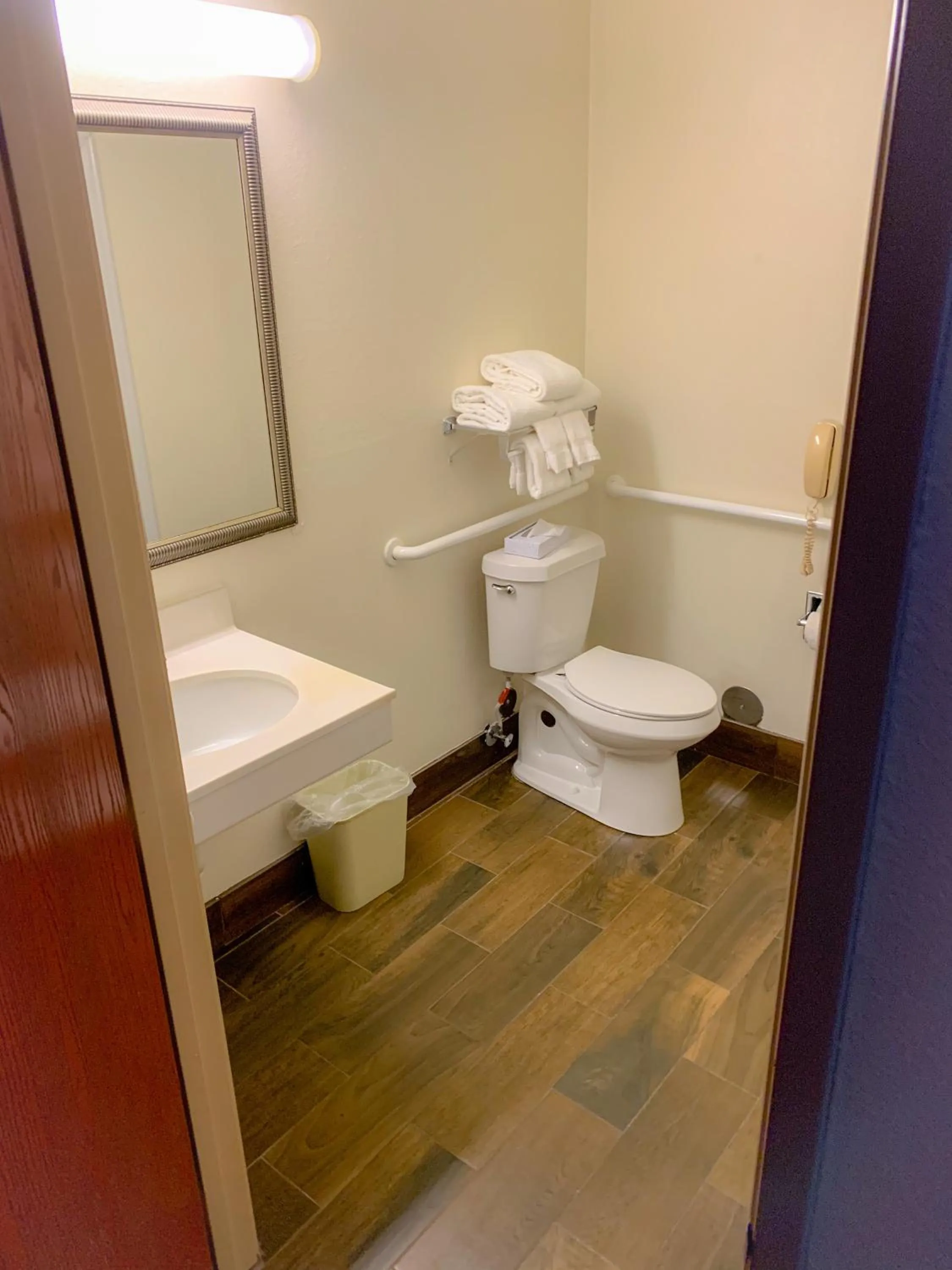 Queen Room with Two Queen Beds and Bath Tub - Mobility Accessible/Non-Smoking in Baymont by Wyndham Chelsea