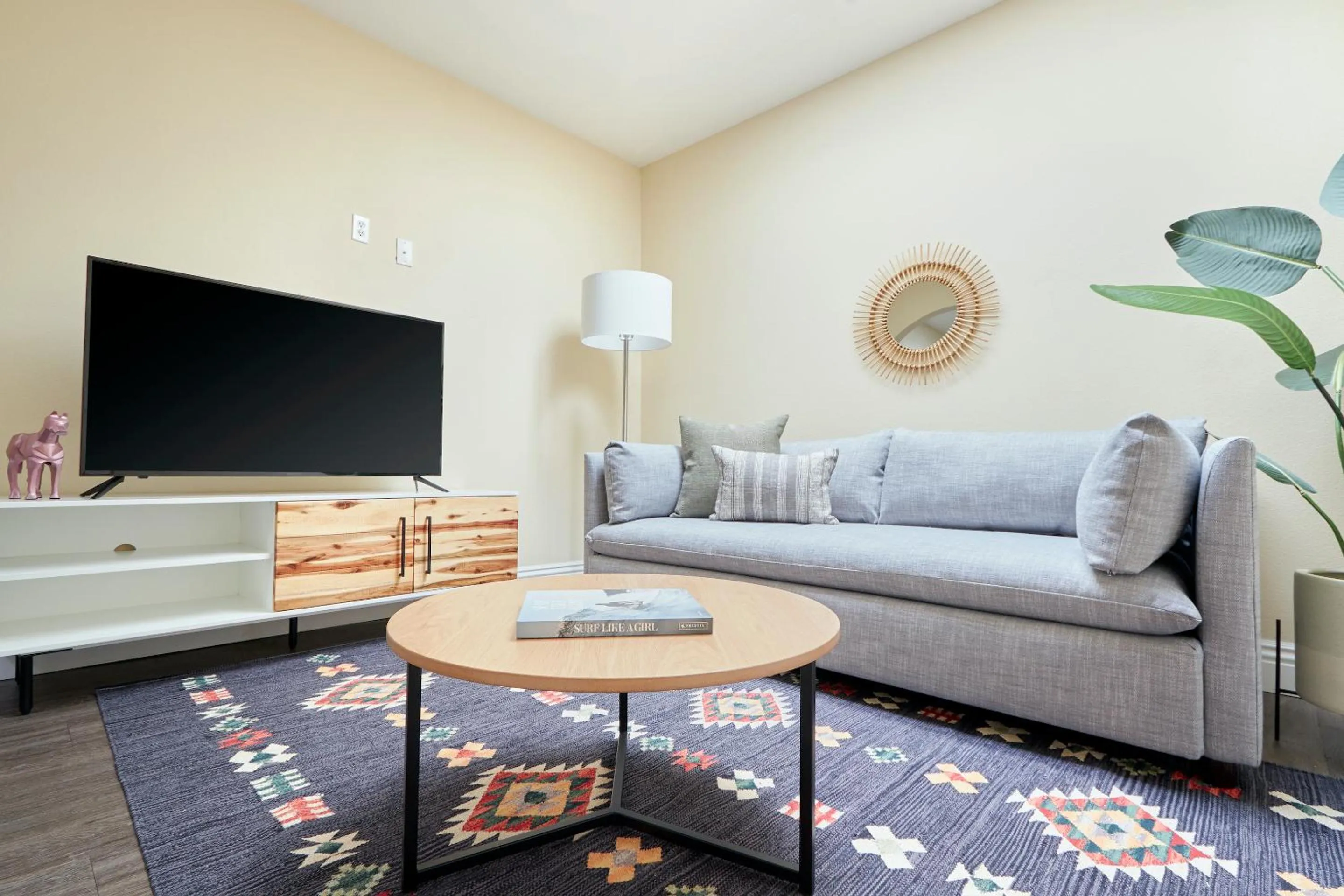 One-Bedroom Suite (Self Check-in with Virtual Front Desk) in Sonder The Marin