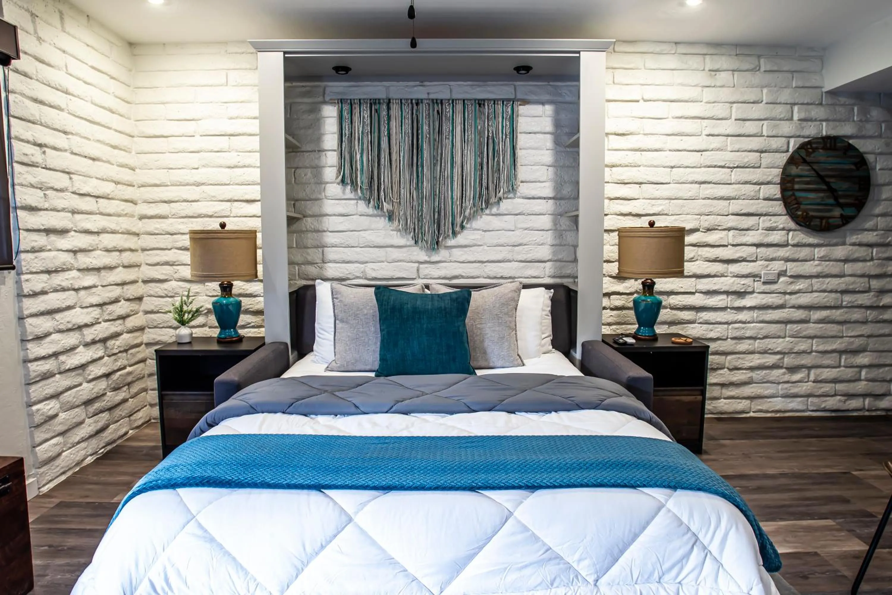 QUEEN MURPHY BED ROOM in Hotel California