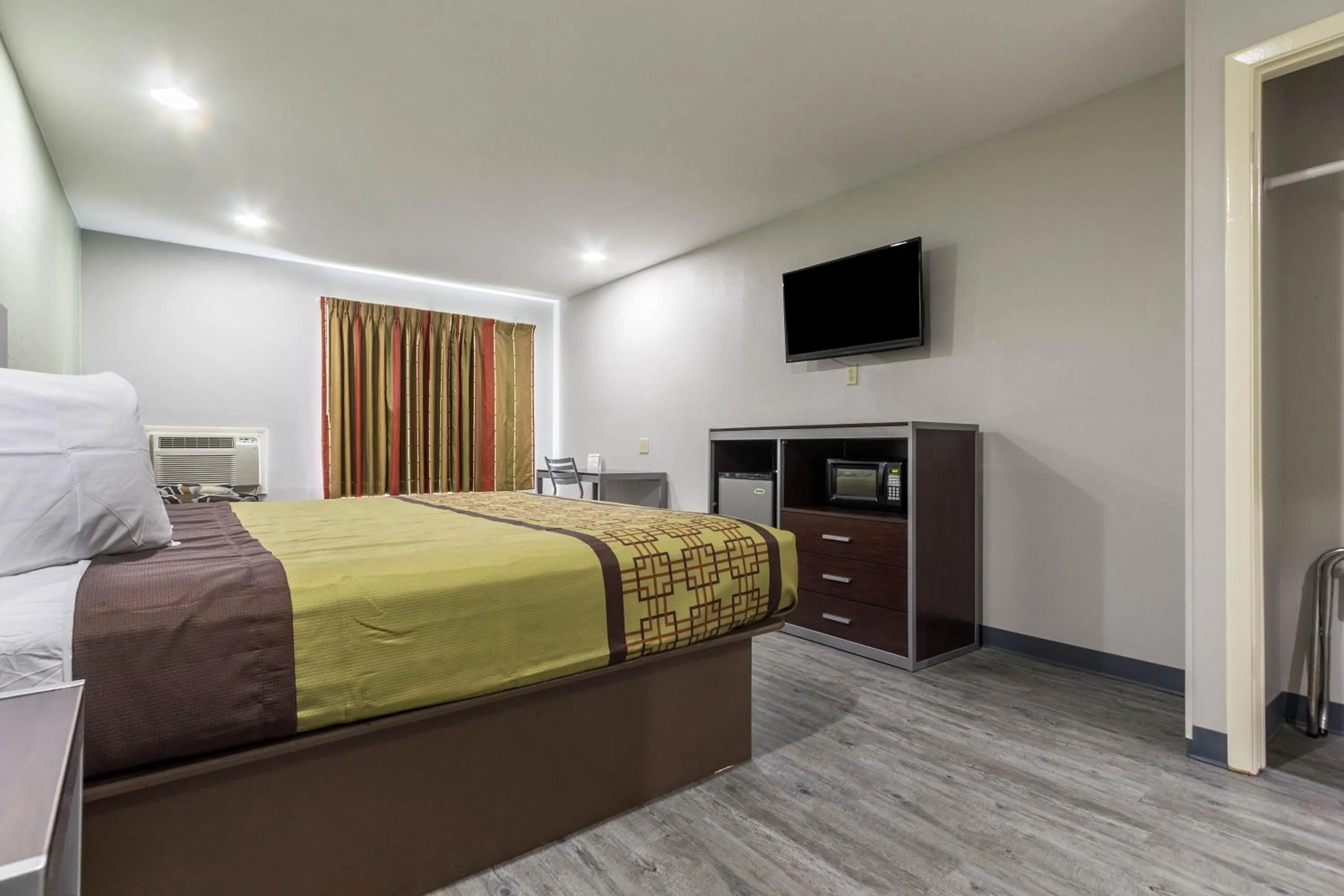 King Suite in Scottish Inn and Suites Tomball