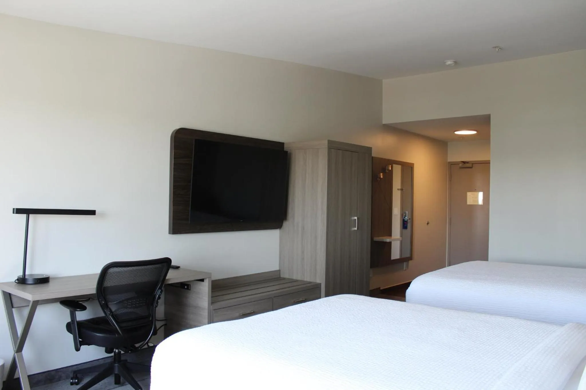 Standard Queen Room with Two Queen Beds in Holiday Inn Express Bakersfield by IHG