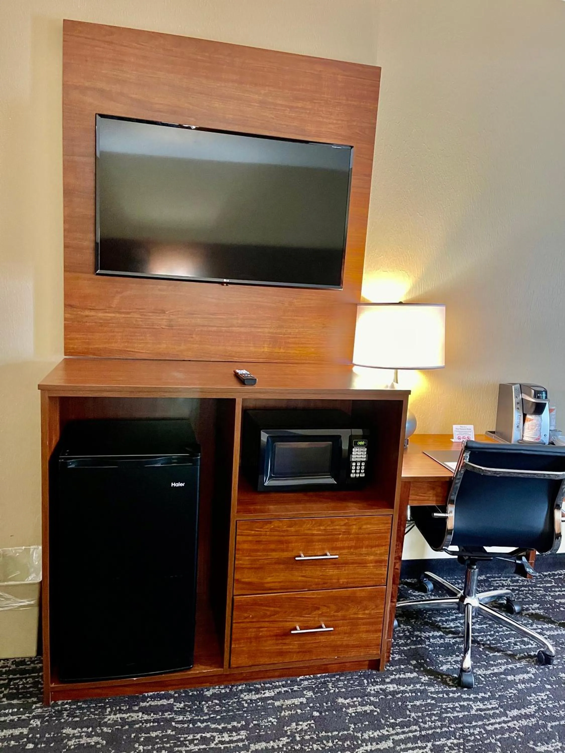 Deluxe King Room - Non-Smoking in Quality Inn & Suites Hendersonville - Flat Rock