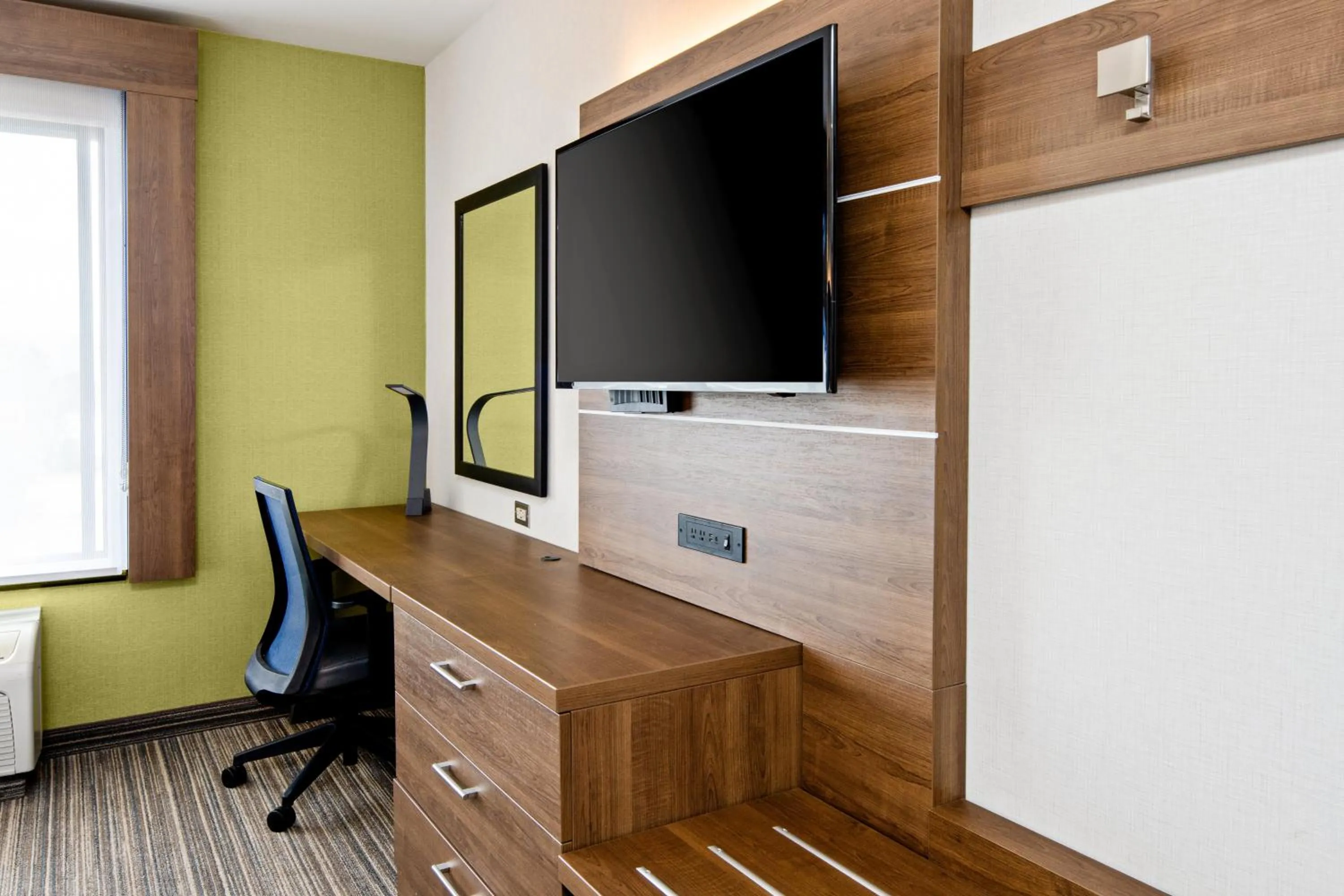 Standard King Room with Roll-in Shower - Mobility Accessible in Holiday Inn Express Hotel & Suites Atascadero by IHG