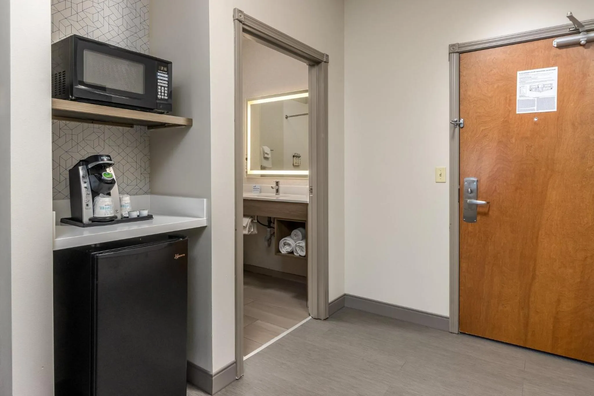 King Room - Mobility Access Tub - Non-Smoking in Holiday Inn Express Hotel & Suites Vancouver Mall-Portland Area by IHG