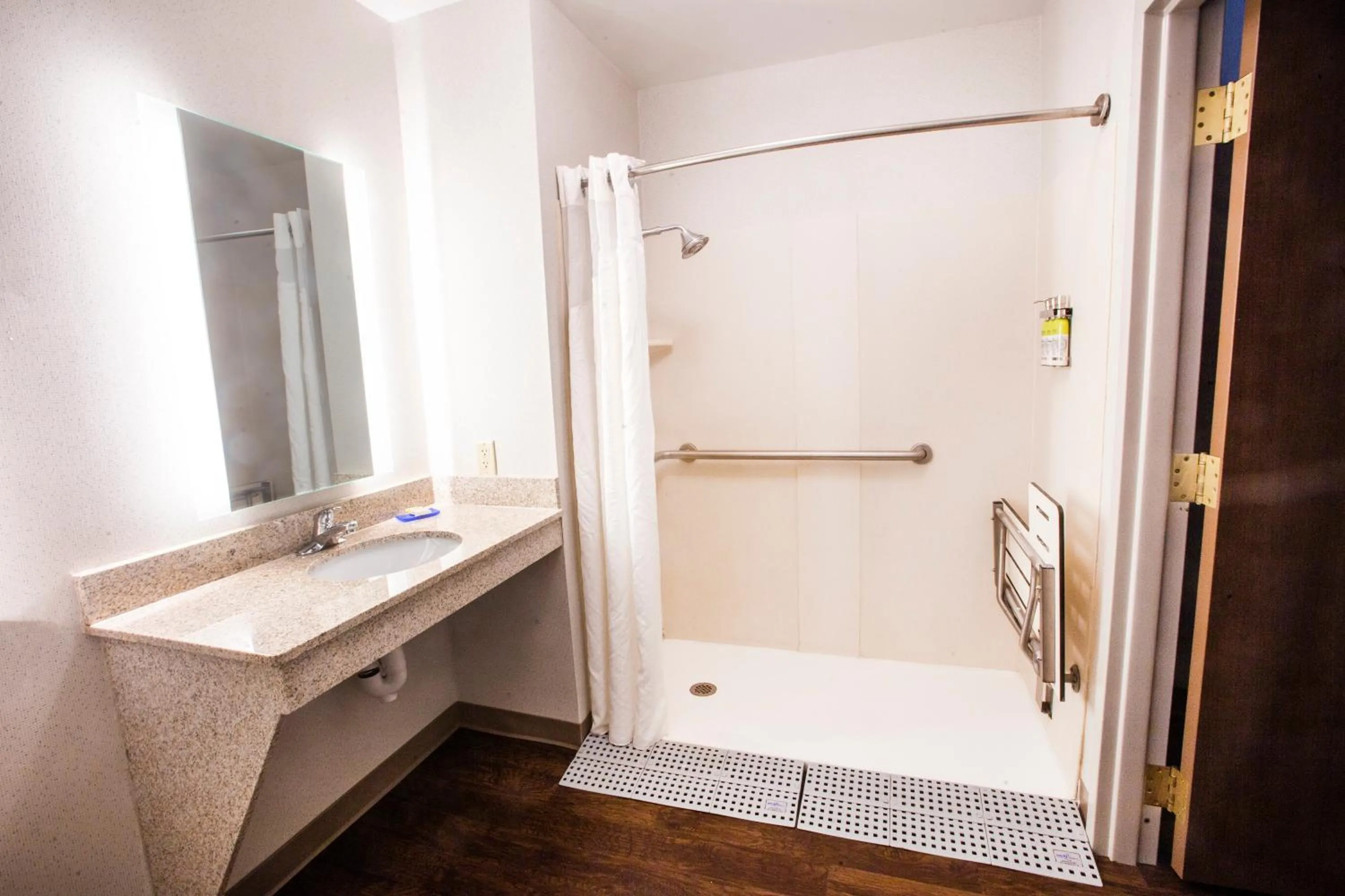 Queen Room with Two Queen Beds Hearing Accessible with Roll-In Shower - Non-Smoking in Holiday Inn Express & Suites Bethlehem Arpt-Allentown Area