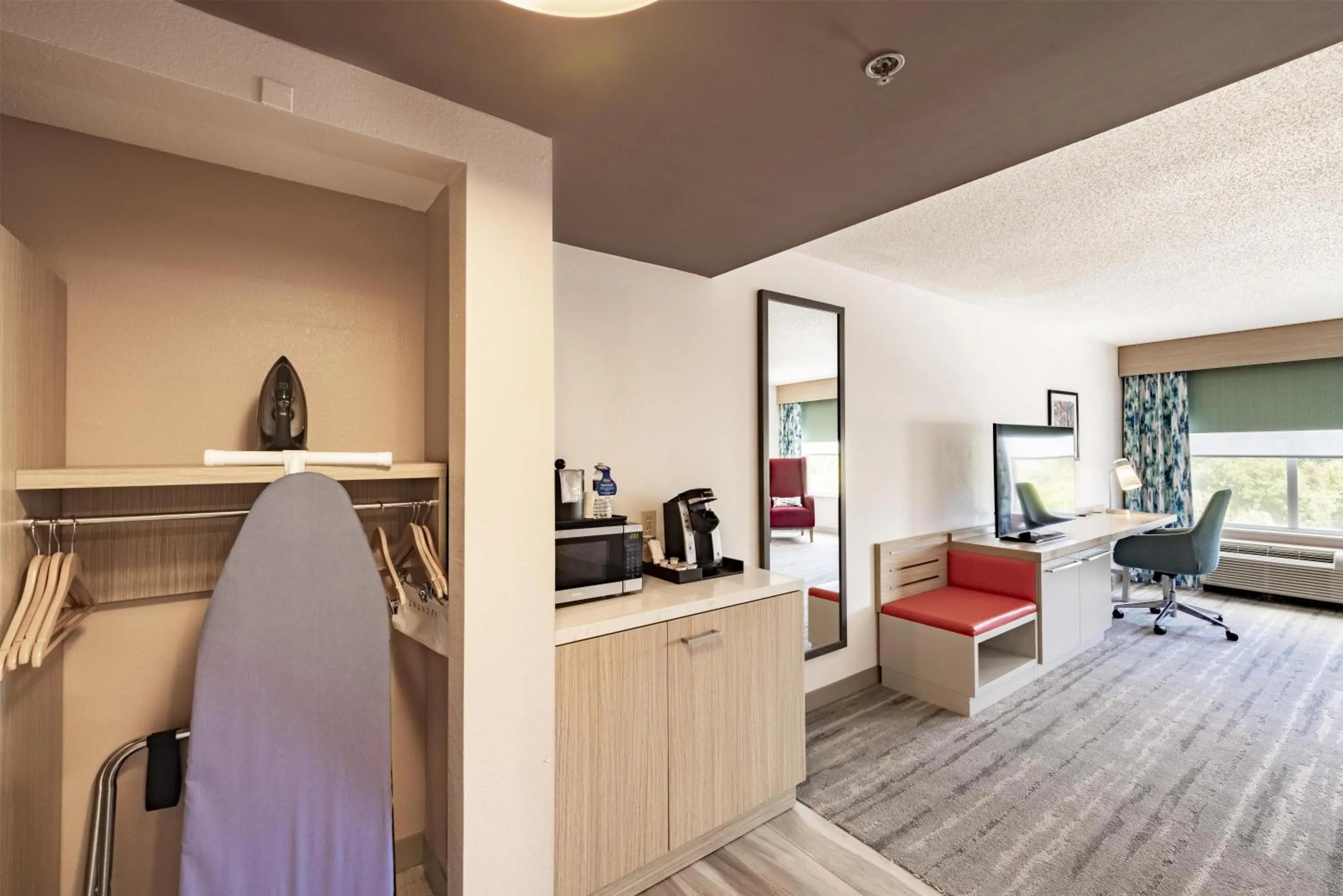 King Room with Roll-In Shower - Mobility Access in Hilton Garden Inn Albany