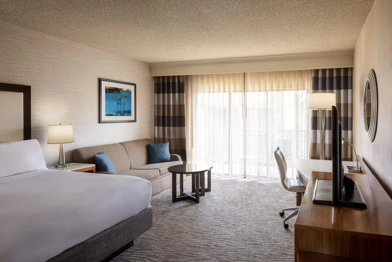 Standard Room with Kingsize Bed and Sofa Bed - Courtyard View  in Crowne Plaza Phoenix - Chandler Golf Resort by IHG