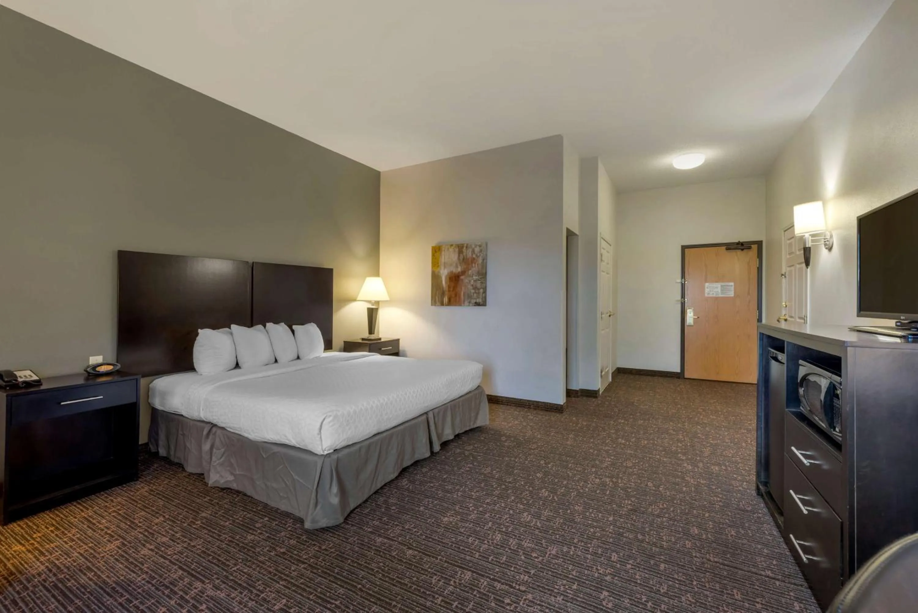King Room with Roll-In Shower - Disability Access/Non-Smoking in Best Western Plus Omaha Airport Inn