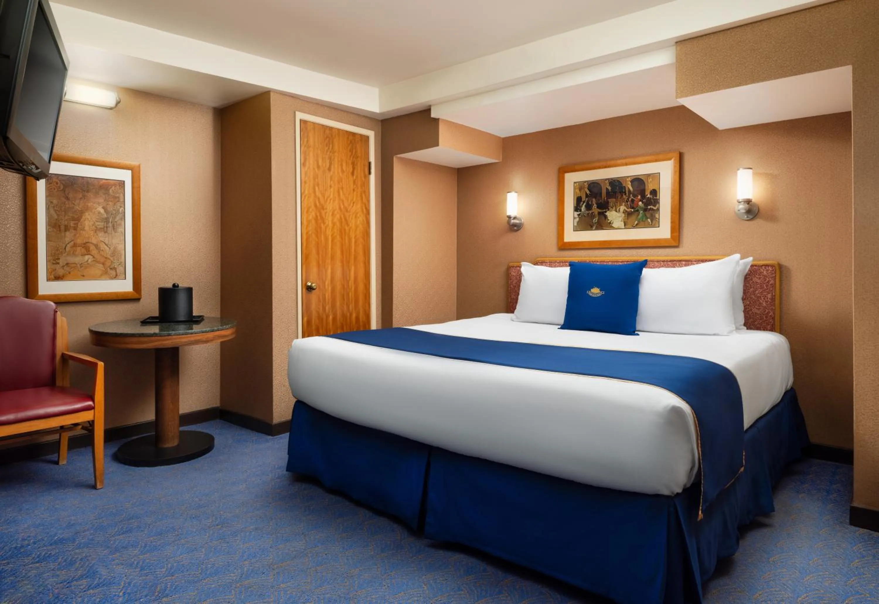 Inside Stateroom with 1 King Bed in The Queen Mary