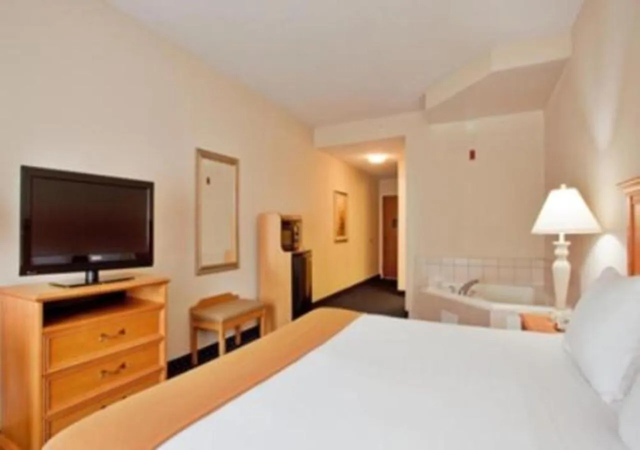 Queen Room with Two Queen Beds- Hearing Accessible Roll in Shower/Non-Smoking in Holiday Inn Express Ashland by IHG