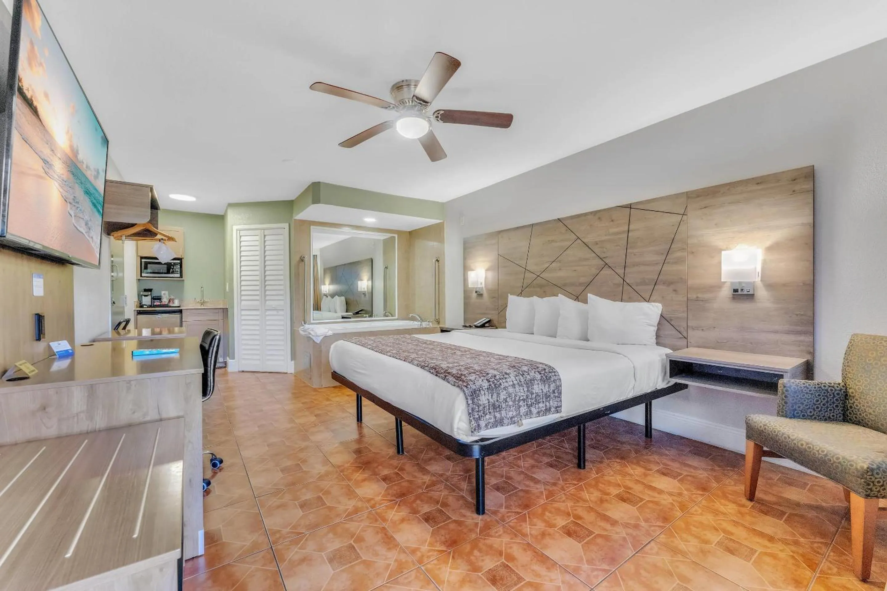 Deluxe King Room with Jacuzzi - Non-Smoking in Rodeway Inn & Suites Fort Lauderdale Airport & Cruise Port