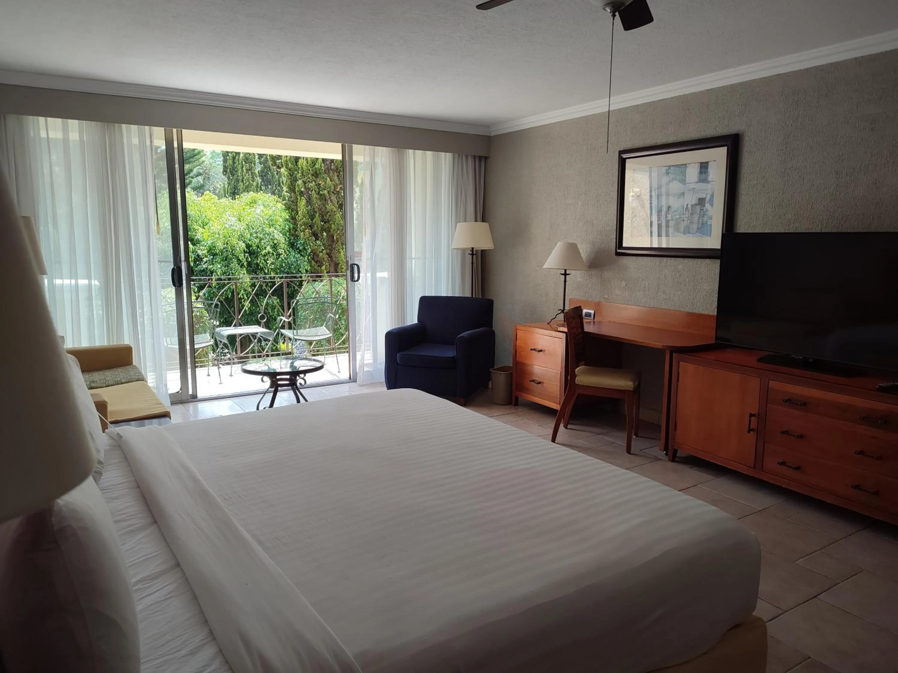 Guest room, 1 King Bed, Garden view, Balcony in Fiesta Americana Hacienda Ixtapan de La Sal