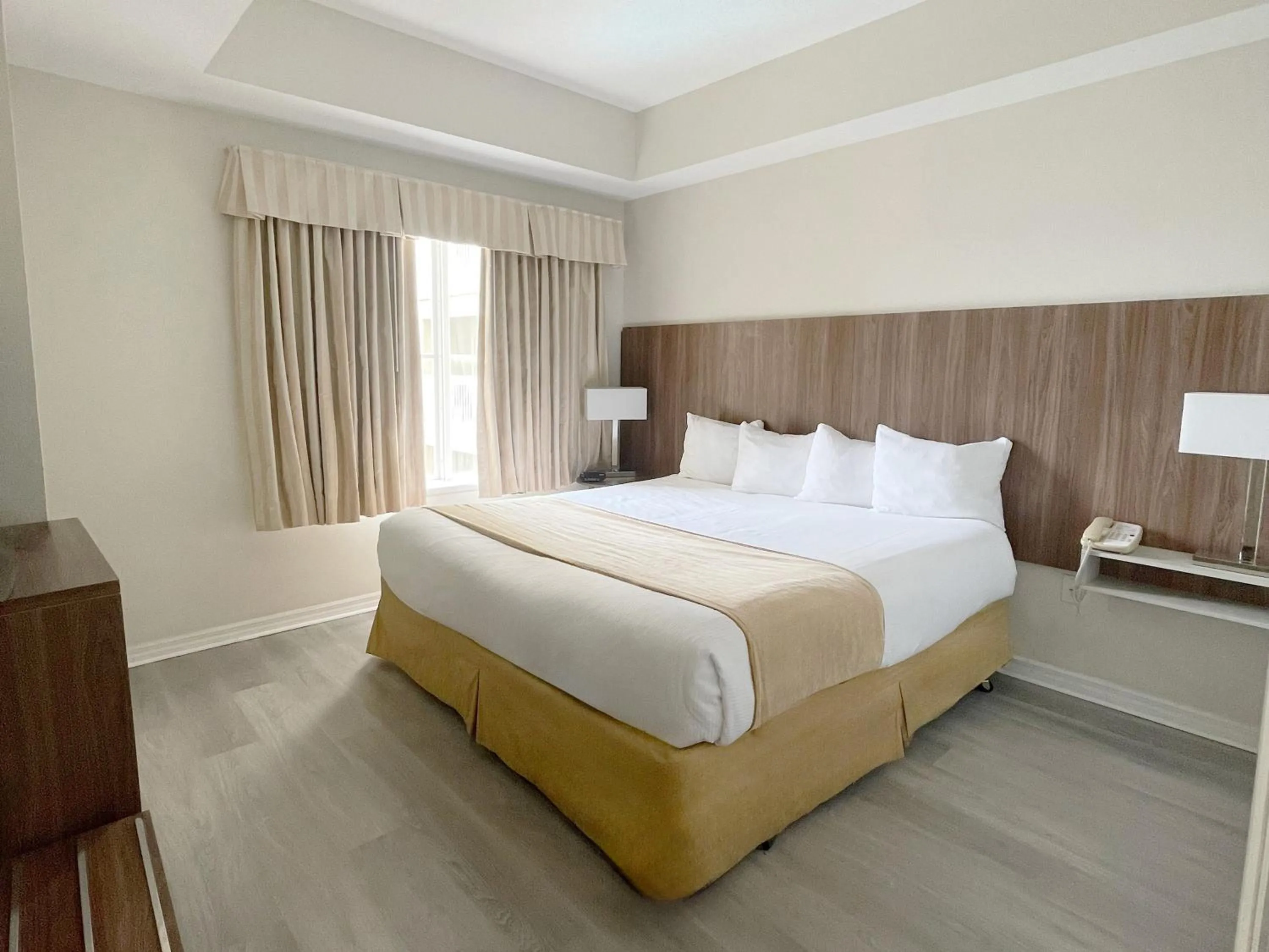 Deluxe One-Bedroom Suite with Spa Bath in The Point Hotel & Suites Universal