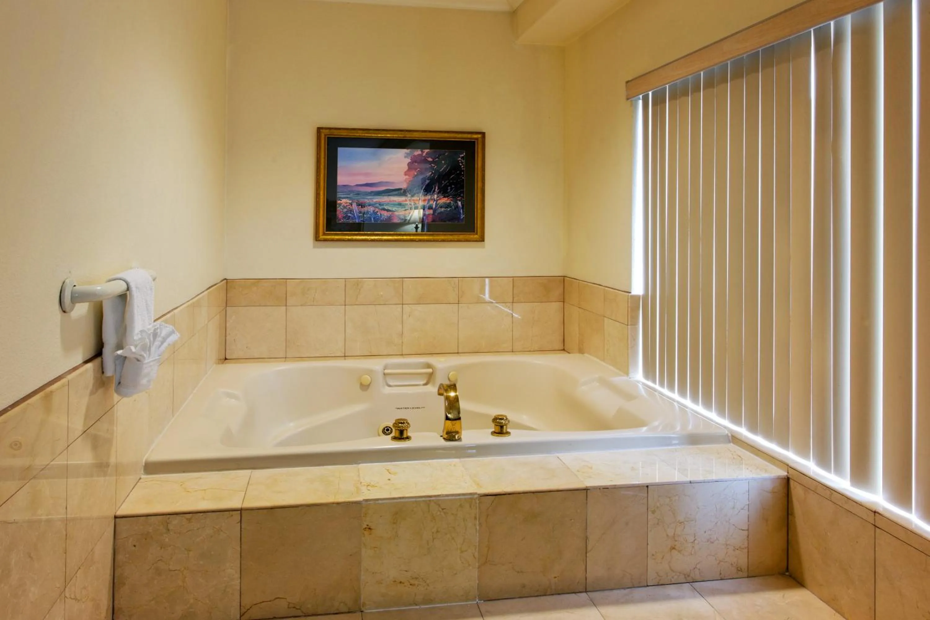 King Suite with Jetted Tub in Holiday Inn Express San Pablo - Richmond Area by IHG