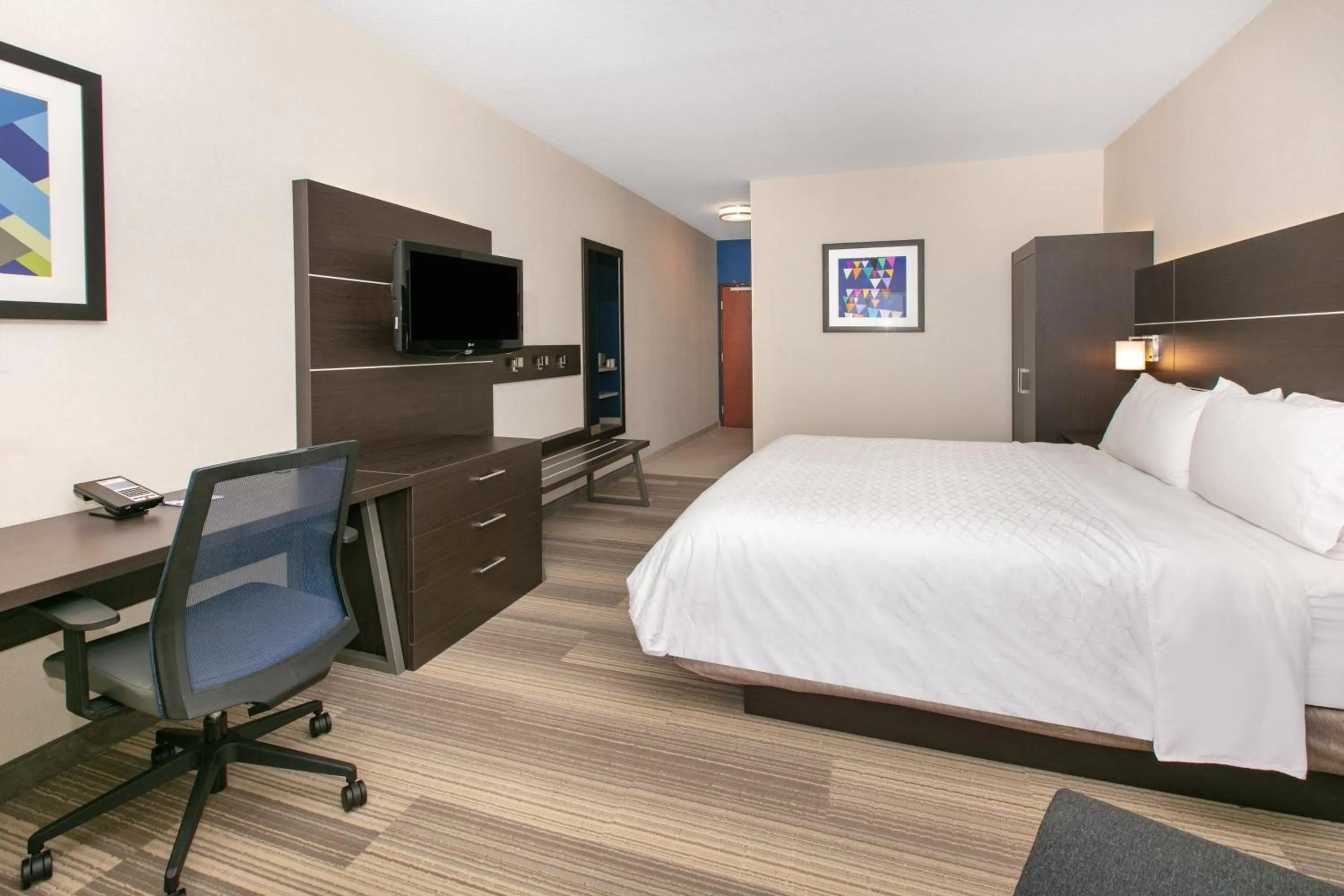 King Room with Mountain View - Non-Smoking in Holiday Inn Express Hotel & Suites Seaside Convention Center by IHG