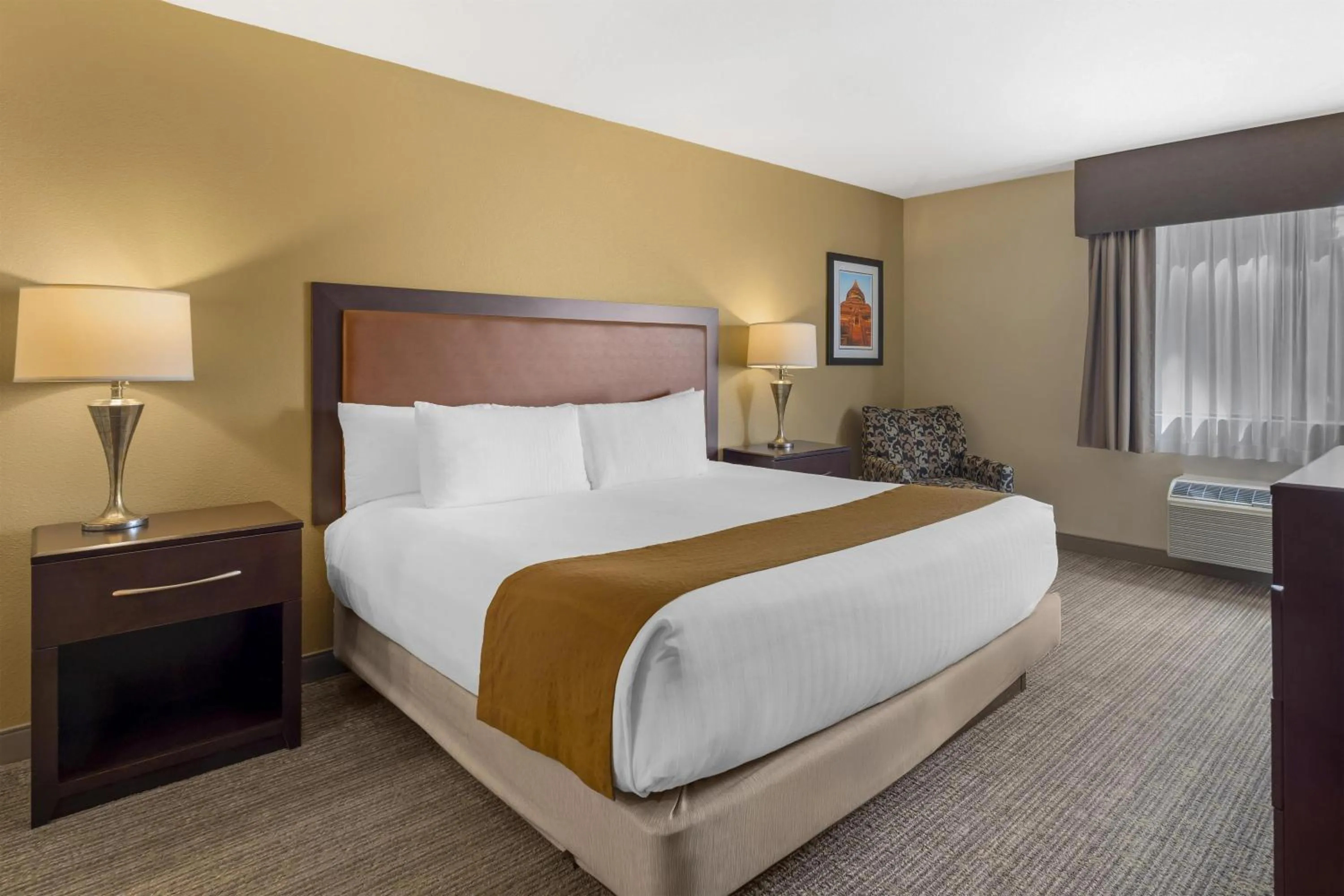 One-Bedroom King Suite with Golf Course View in Best Western Plus Plaza by the Green