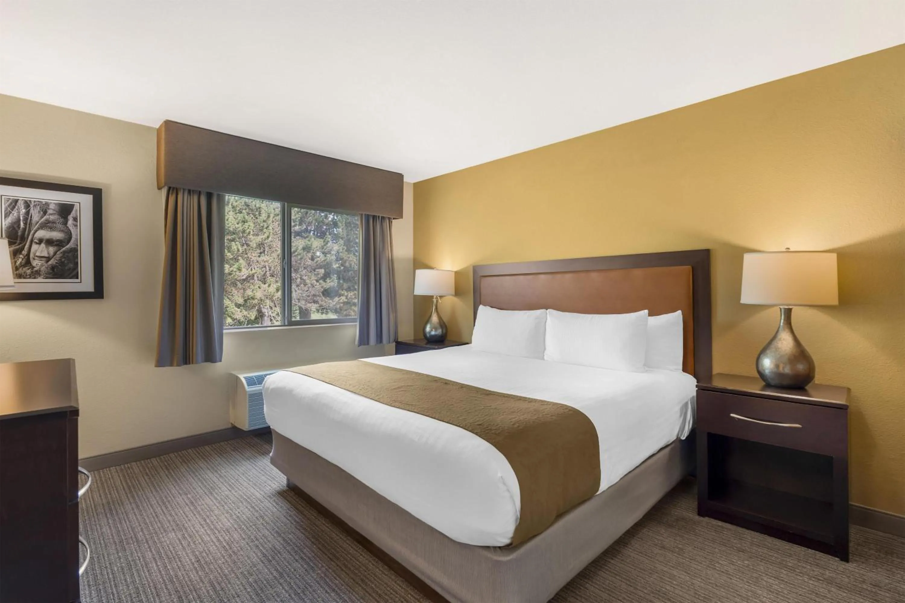 One-Bedroom King Suite with Balcony and Golf Course View in Best Western Plus Plaza by the Green