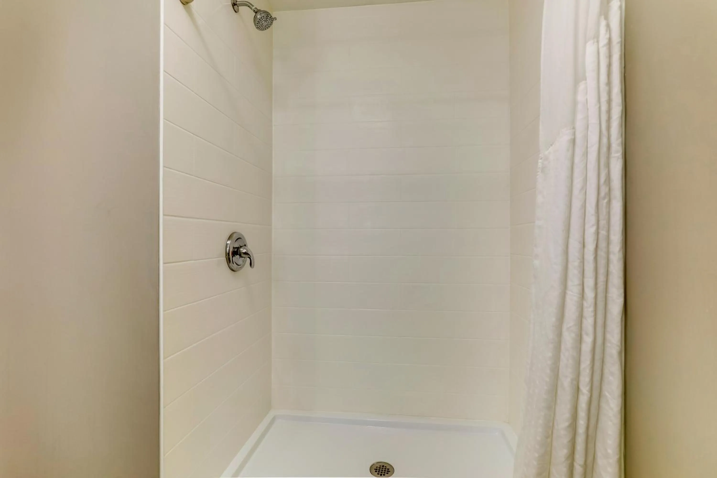 Standard Queen Room with Two Queen Beds and Mobility Accessible Tub in Holiday Inn Express Hotel & Suites Bryan-Montpelier by IHG