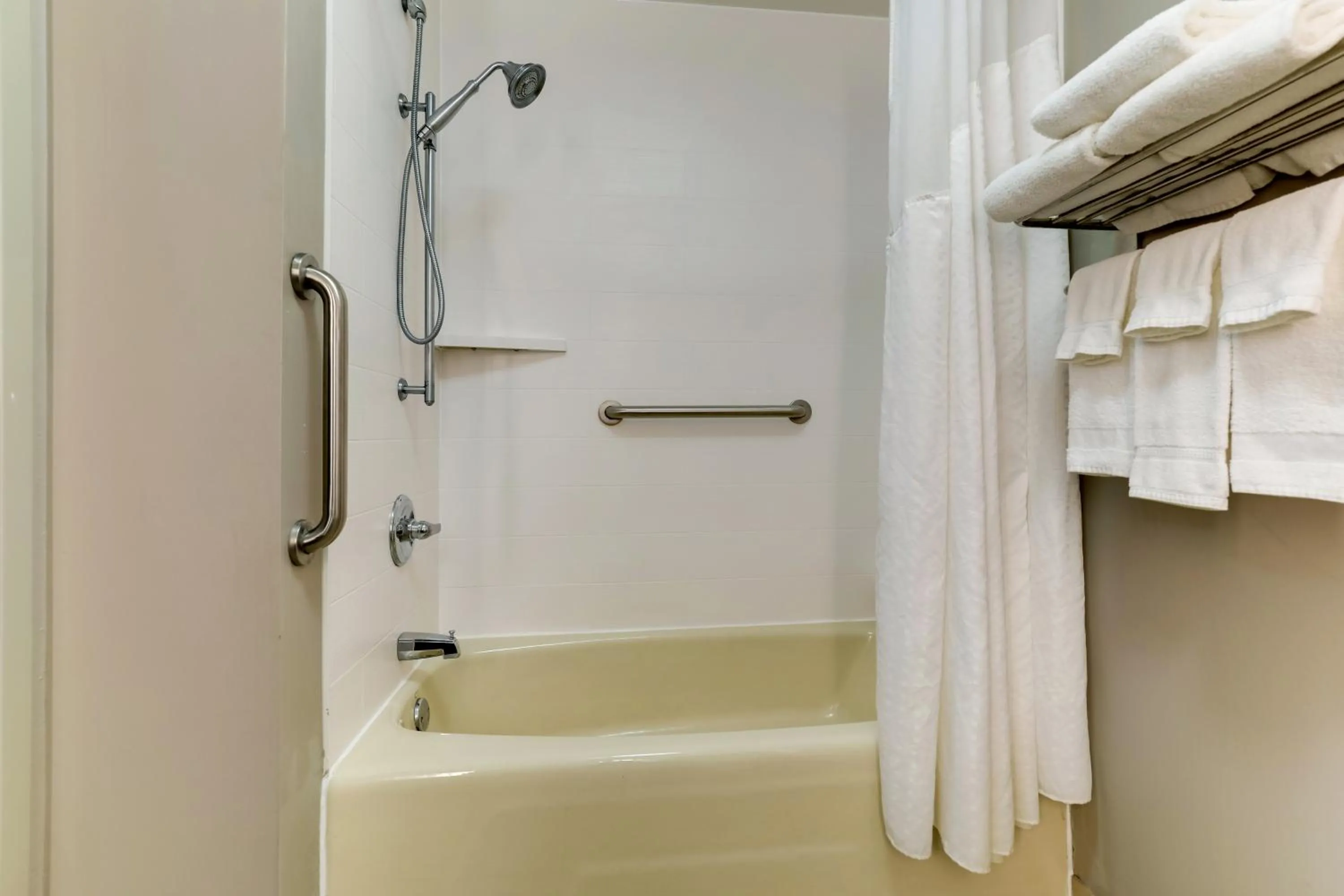 Standard Queen Room with Two Queen Beds in Holiday Inn Express Hotel & Suites Bryan-Montpelier by IHG