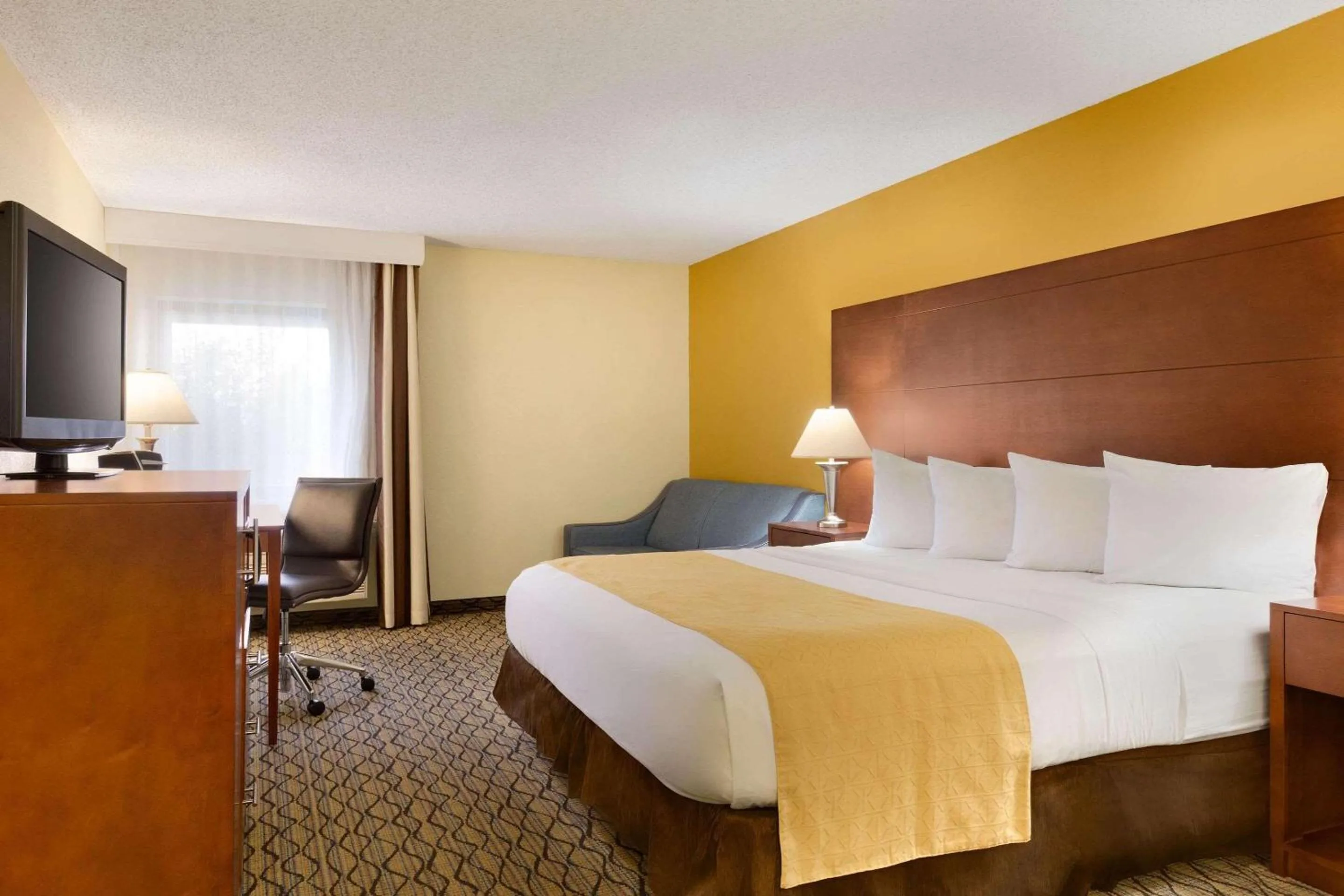 1 Queen Bed with Sofa Disability Access/Non-Smoking in Country Inn & Suites by Radisson, Mishawaka, IN