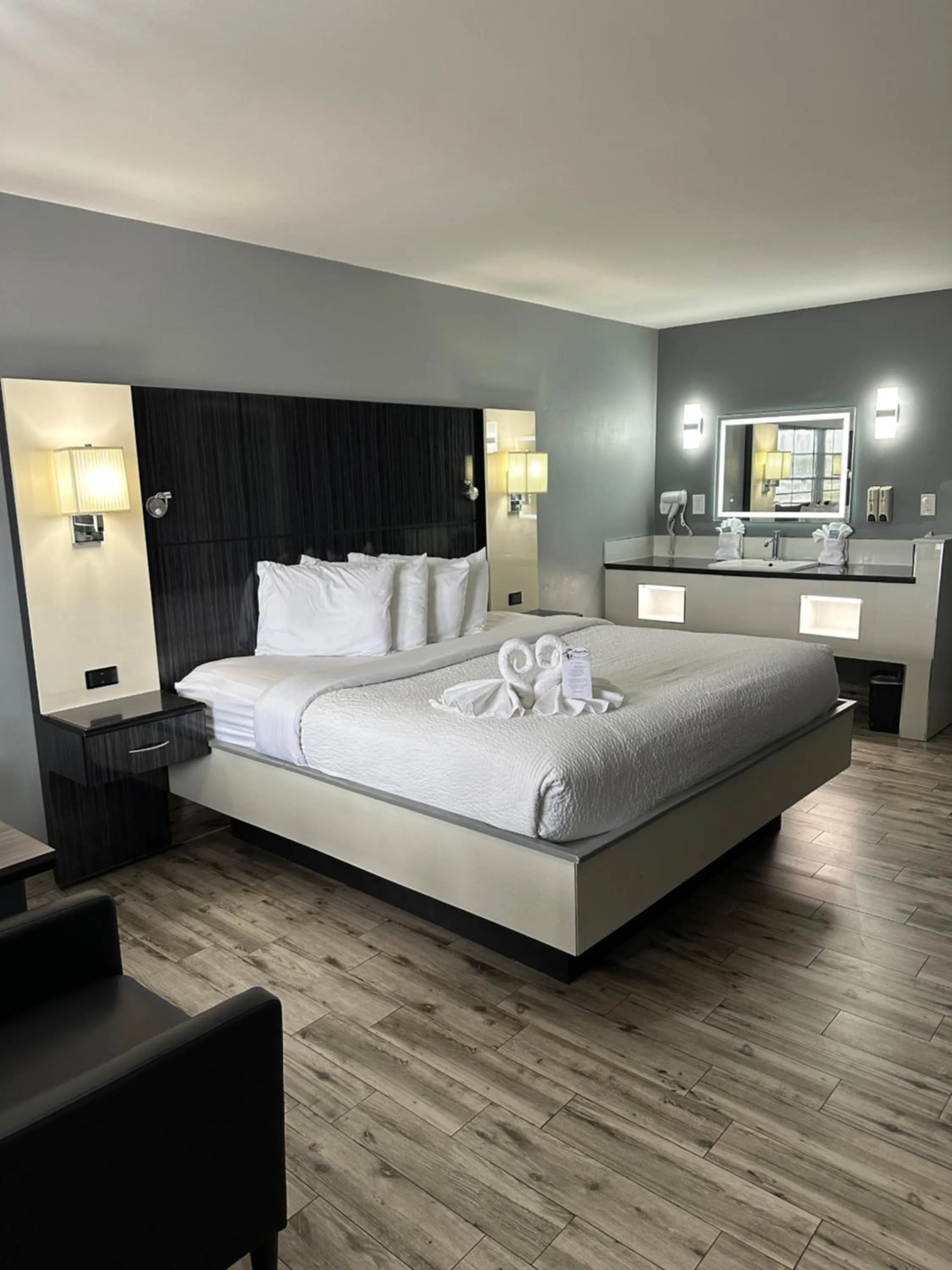 Deluxe King Room in Historic Waterfront Marion Motor Lodge in downtown St Augustine