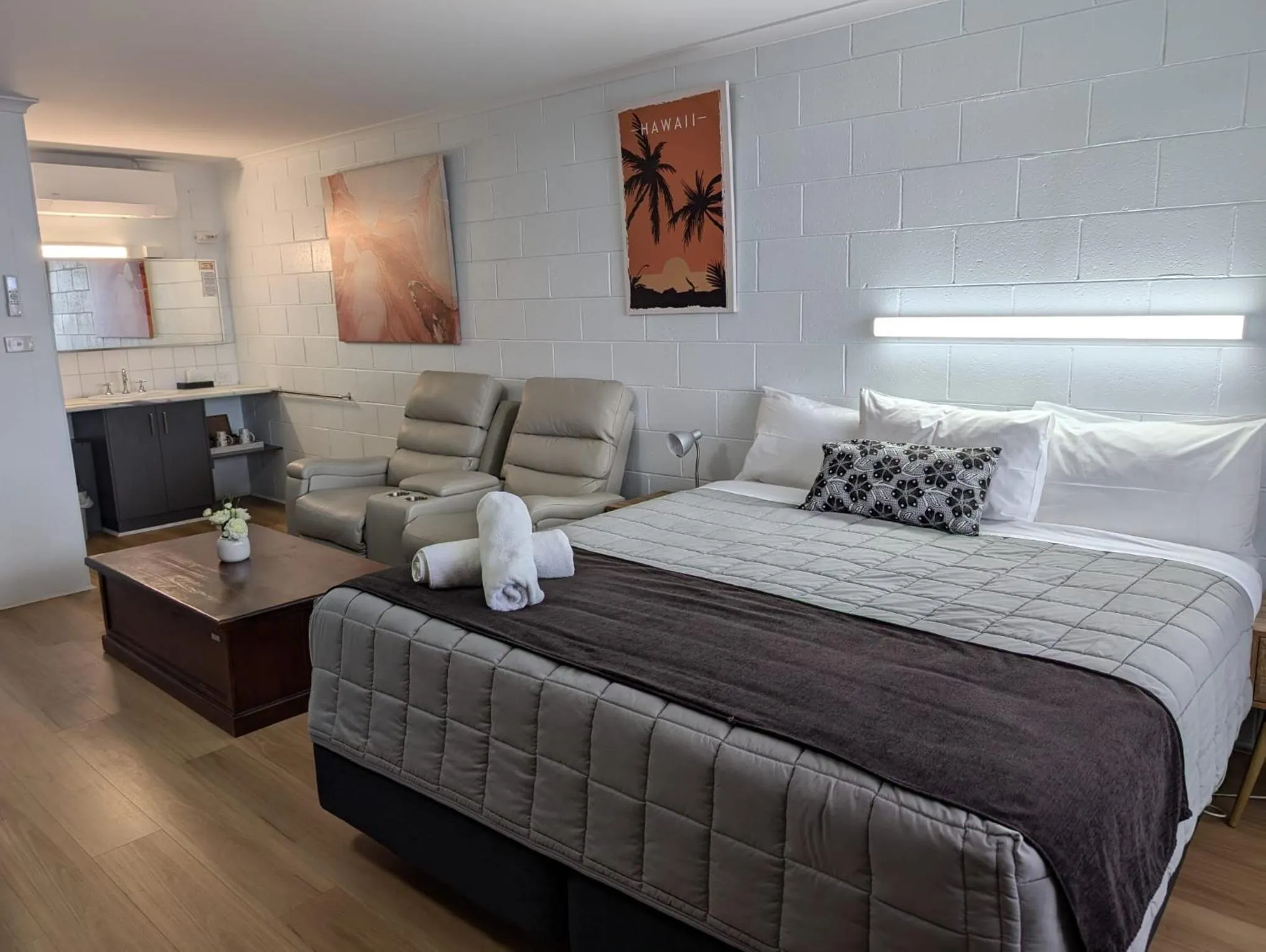 Deluxe King Room in Morwell Parkside Motel