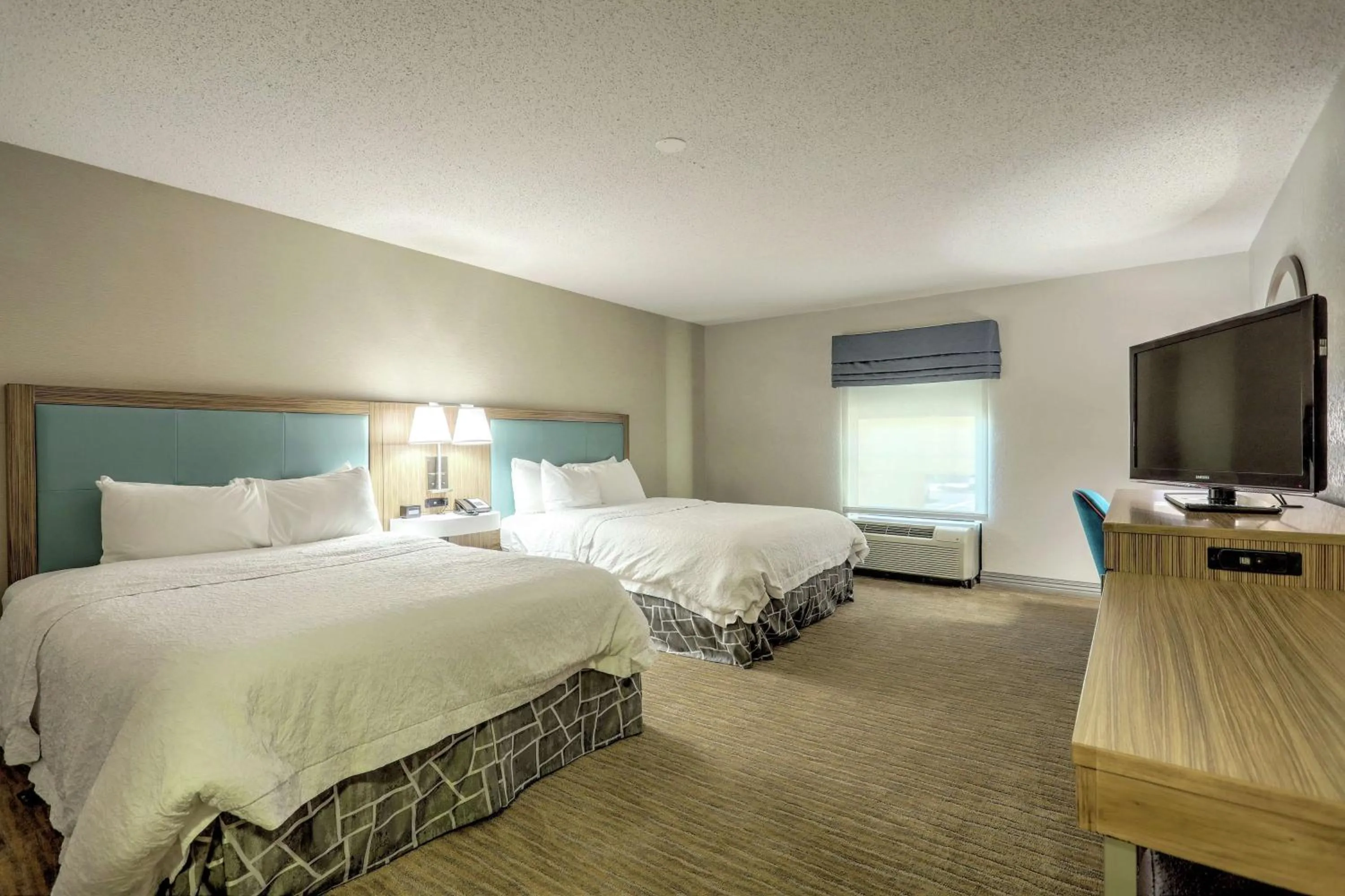 Queen Room with Two Queen Beds - Mobility and Hearing Access/Non-Smoking in Hampton Inn Batavia