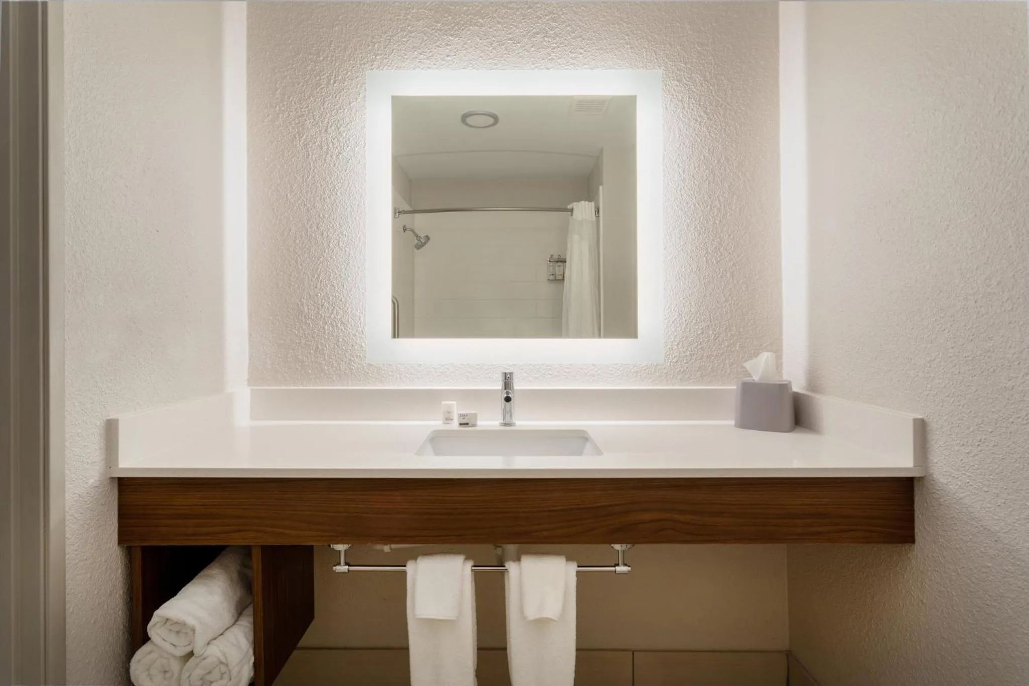 Standard King Room with Mobility Accessible Tub in Holiday Inn Express & Suites Tucson North - Marana, by IHG