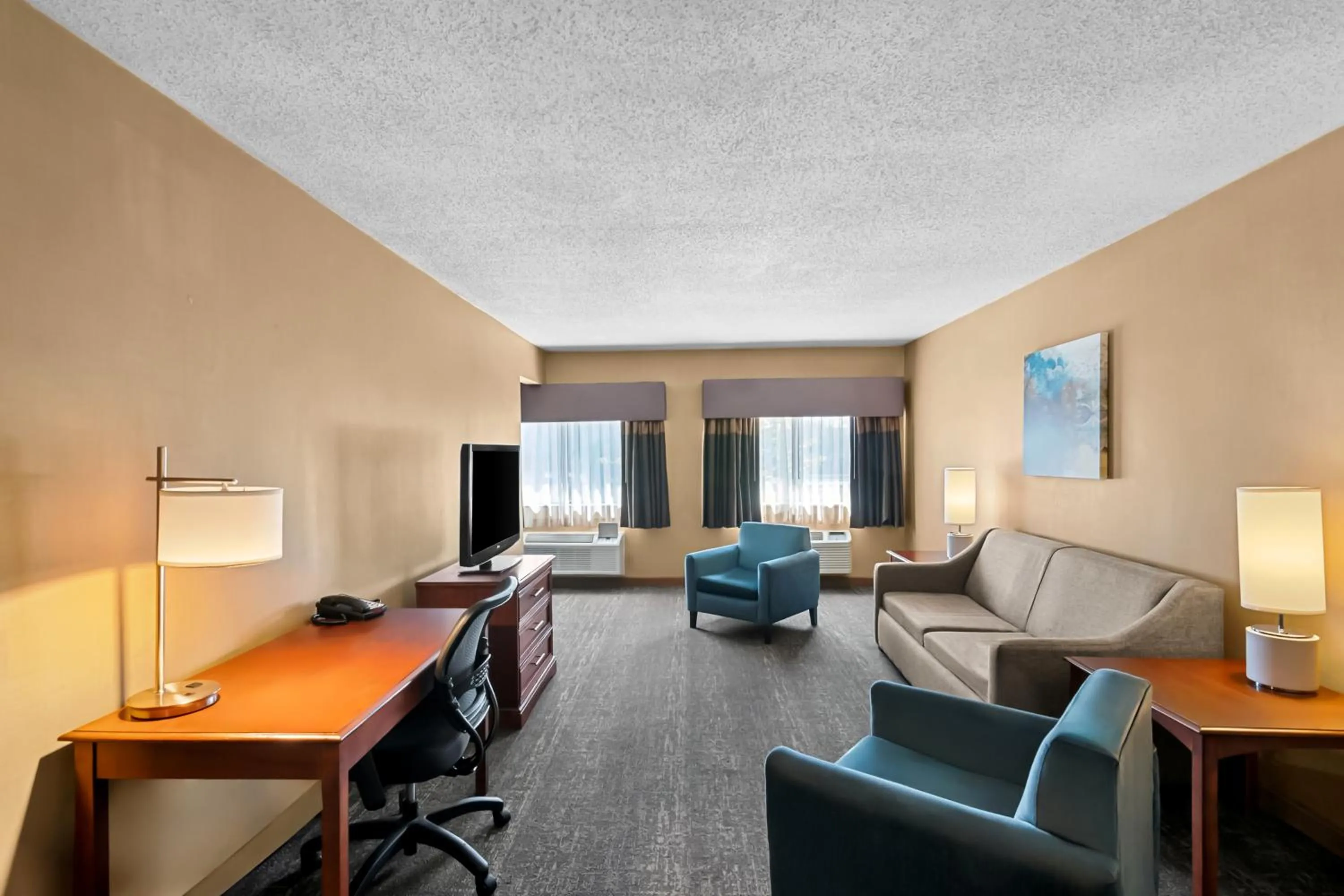 King Suite - Non Smoking in Clarion Inn North Haven - New Haven North