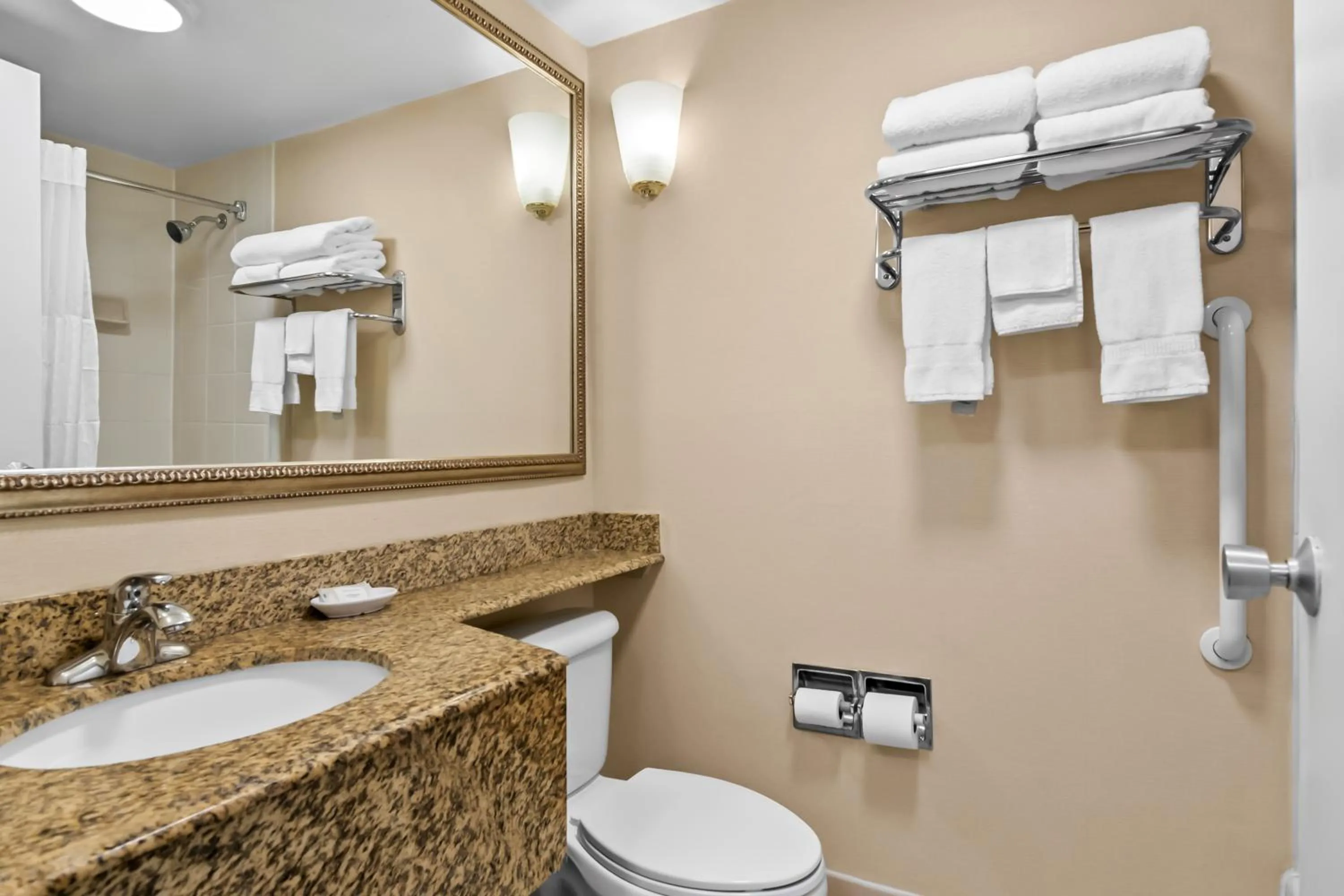 Quadruple Room - Non Smoking in Clarion Inn North Haven - New Haven North