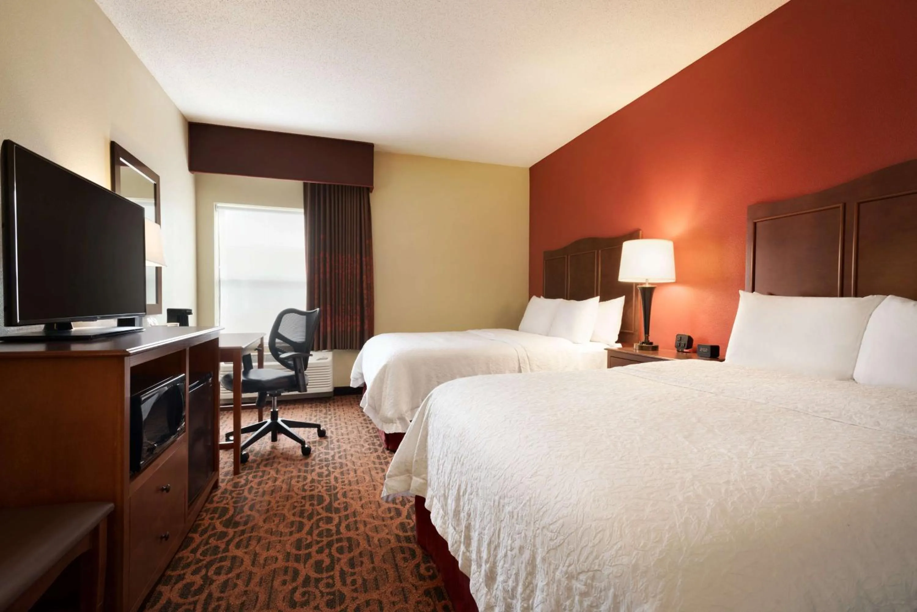 Queen Room with Two Queen Beds - Mobility Access/Non-Smoking in Hampton Inn Battle Creek