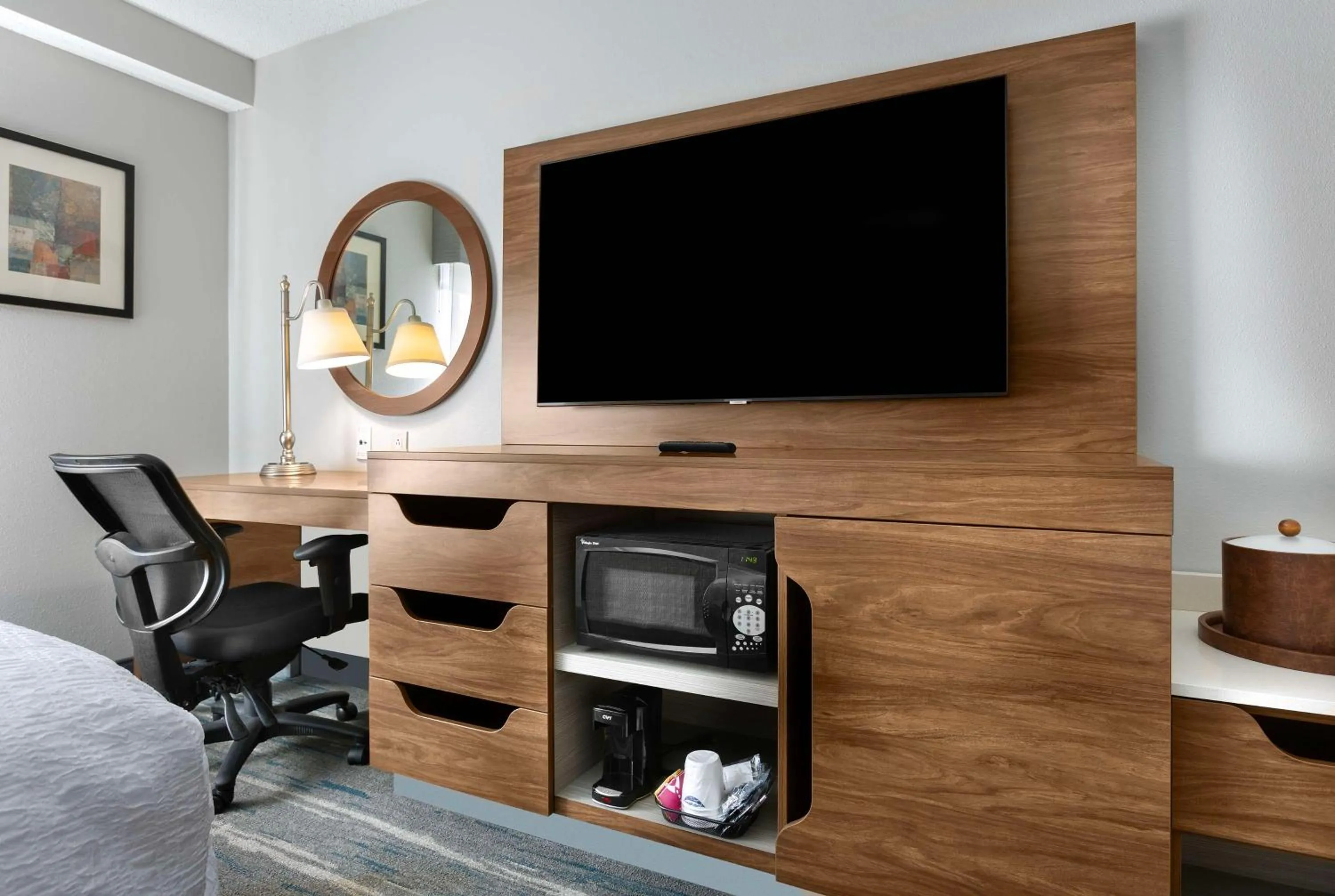 King Room with King Bed - Non-Smoking in Hampton Inn Belmont at Montcross