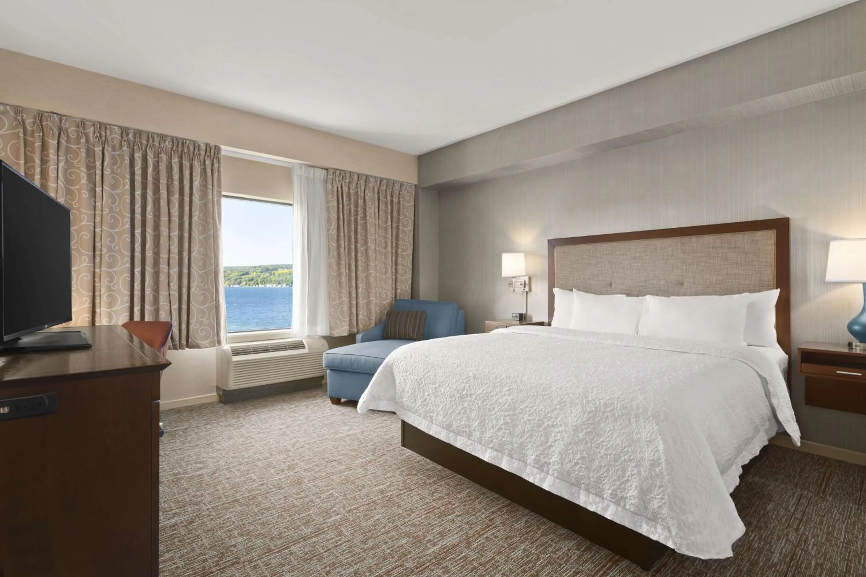 King Room - Hearing Access/Non-Smoking in Hampton Inn Penn Yan, NY