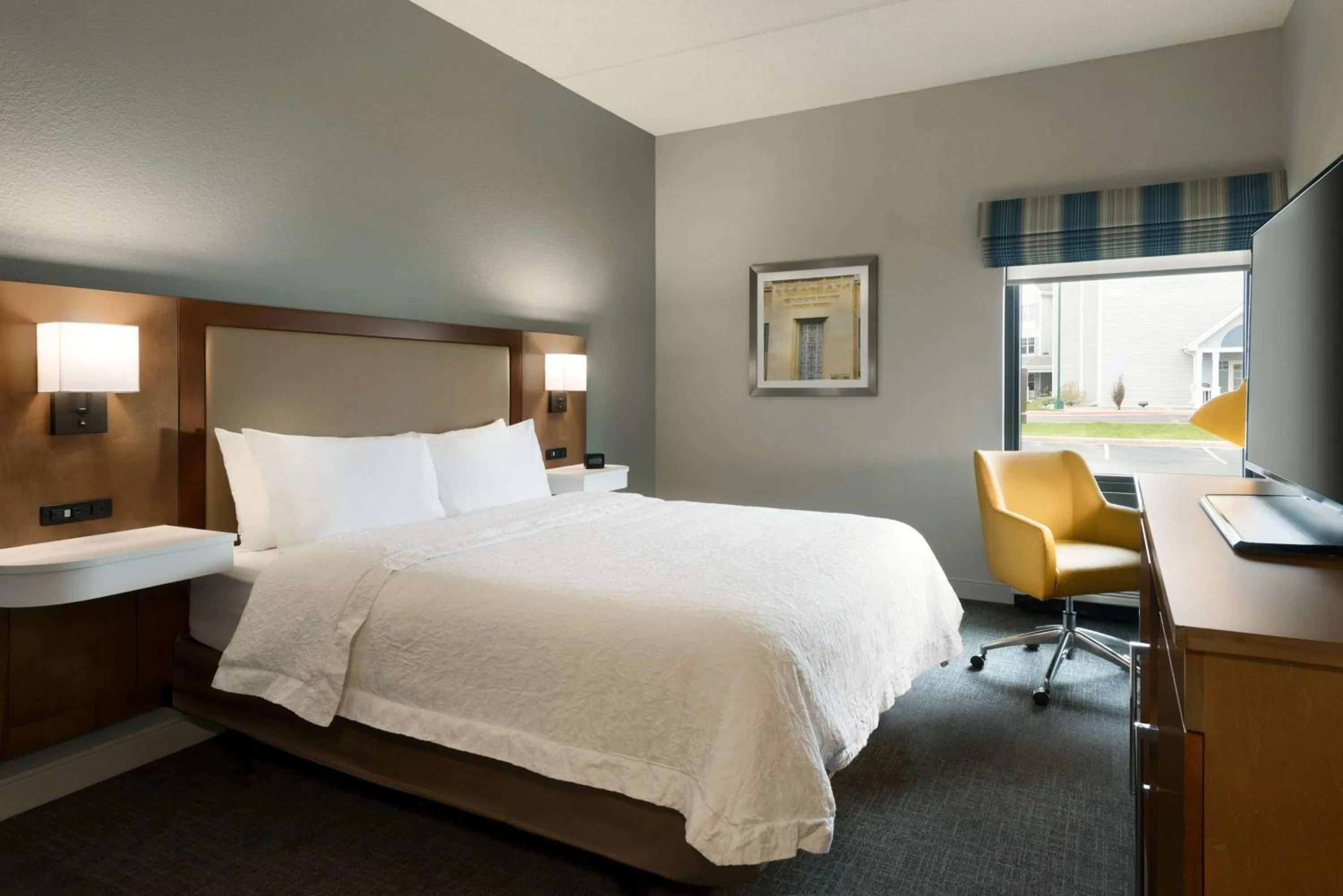 Queen Room with Bath Tub - Mobility Accessible in Hampton Inn Appleton-Fox River Mall Area