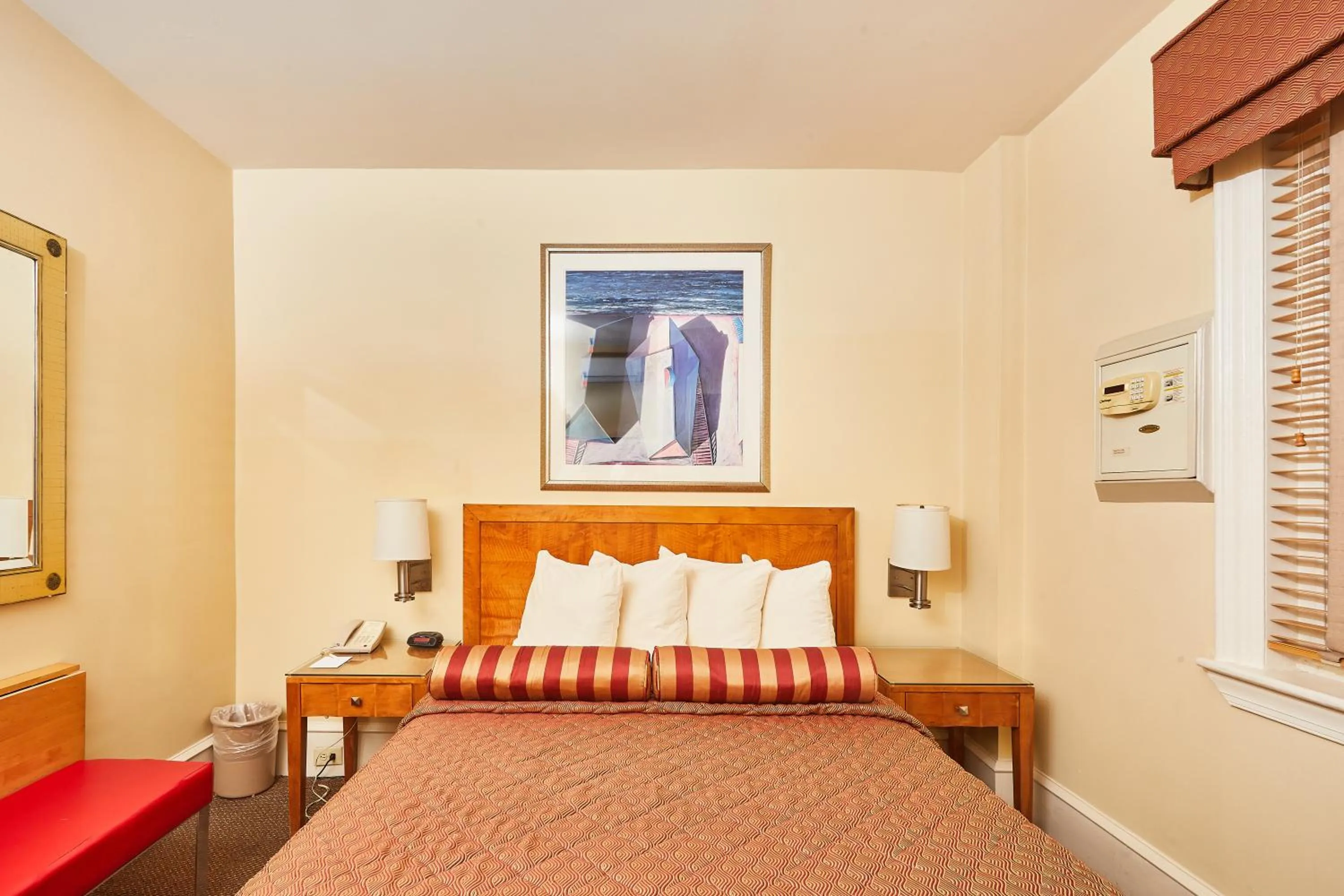 Standard Queen Room in Alexander Inn