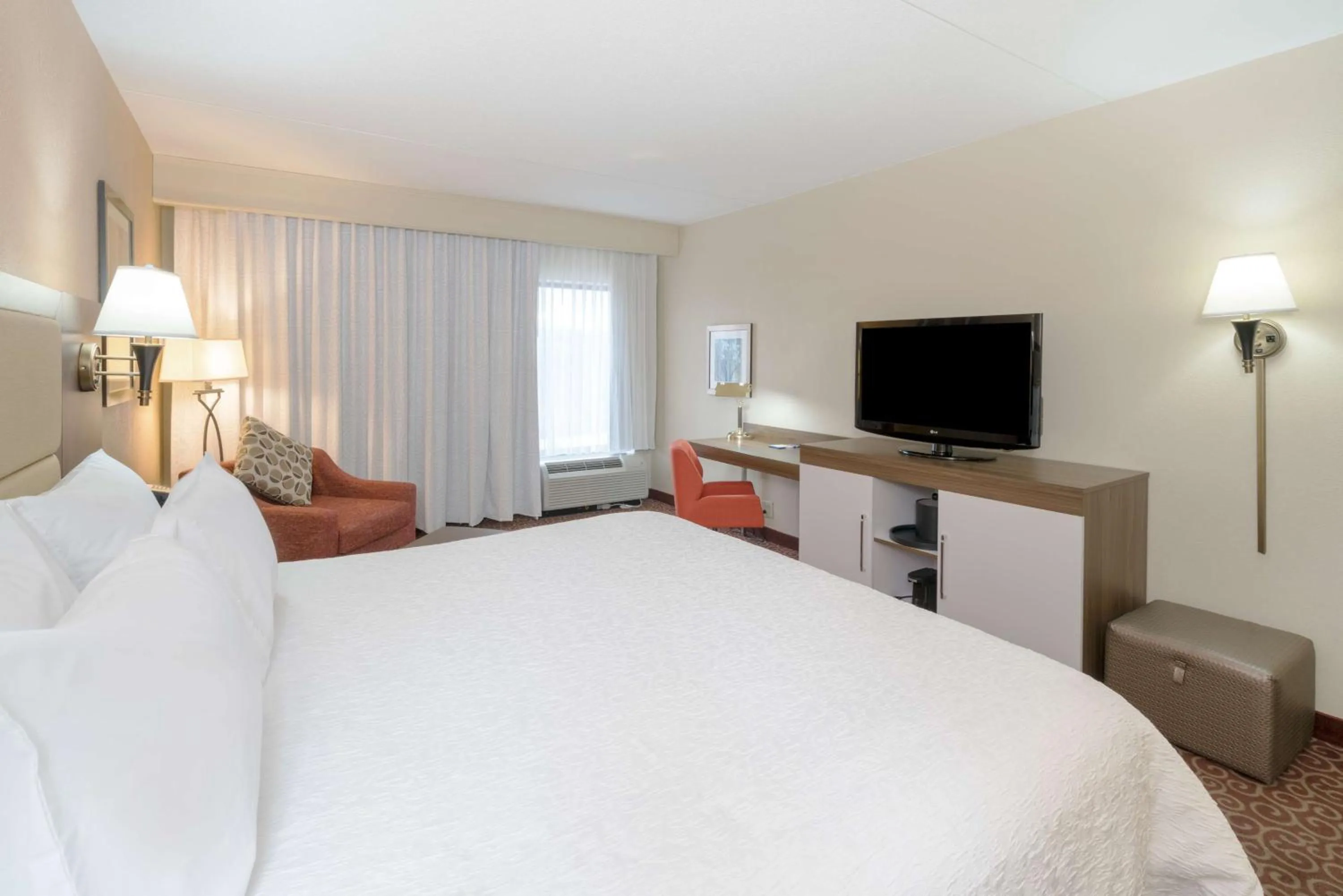 Deluxe King Room with Whirpool - Non-Smoking in Hampton Inn Frostburg