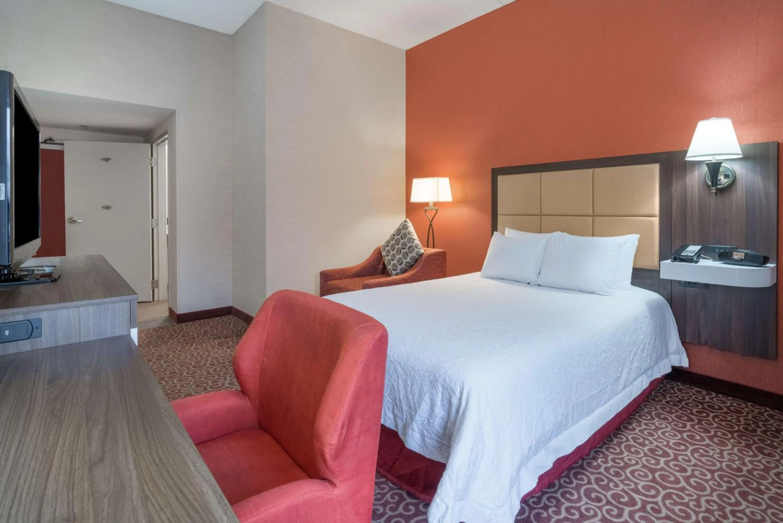 Queen Room with Mobility Access/Non-Smoking in Hampton Inn Frostburg