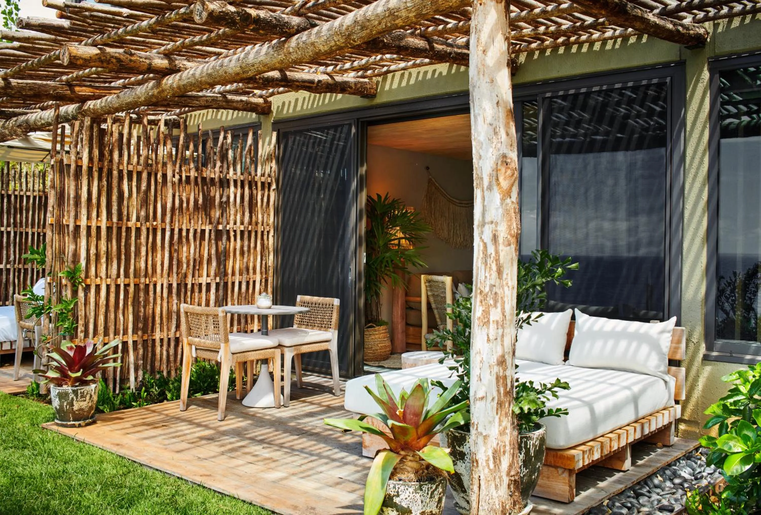 Pool View Terrace Two Queens in 1 Hotel Hanalei Bay