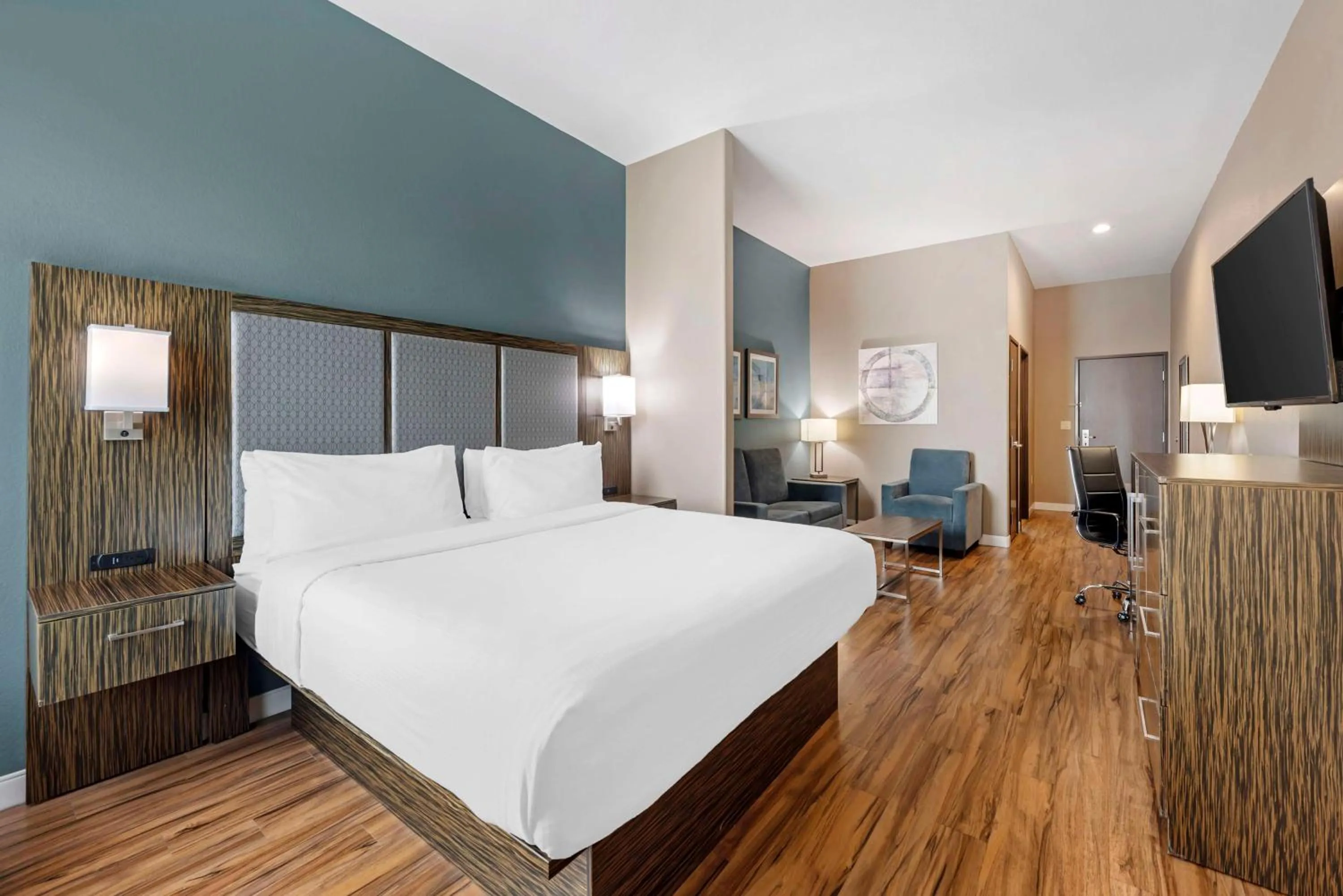 King Suite with Sofa Bed, Sitting Area and Shower - Non-Smoking in Best Western Plus Pflugerville Inn & Suites