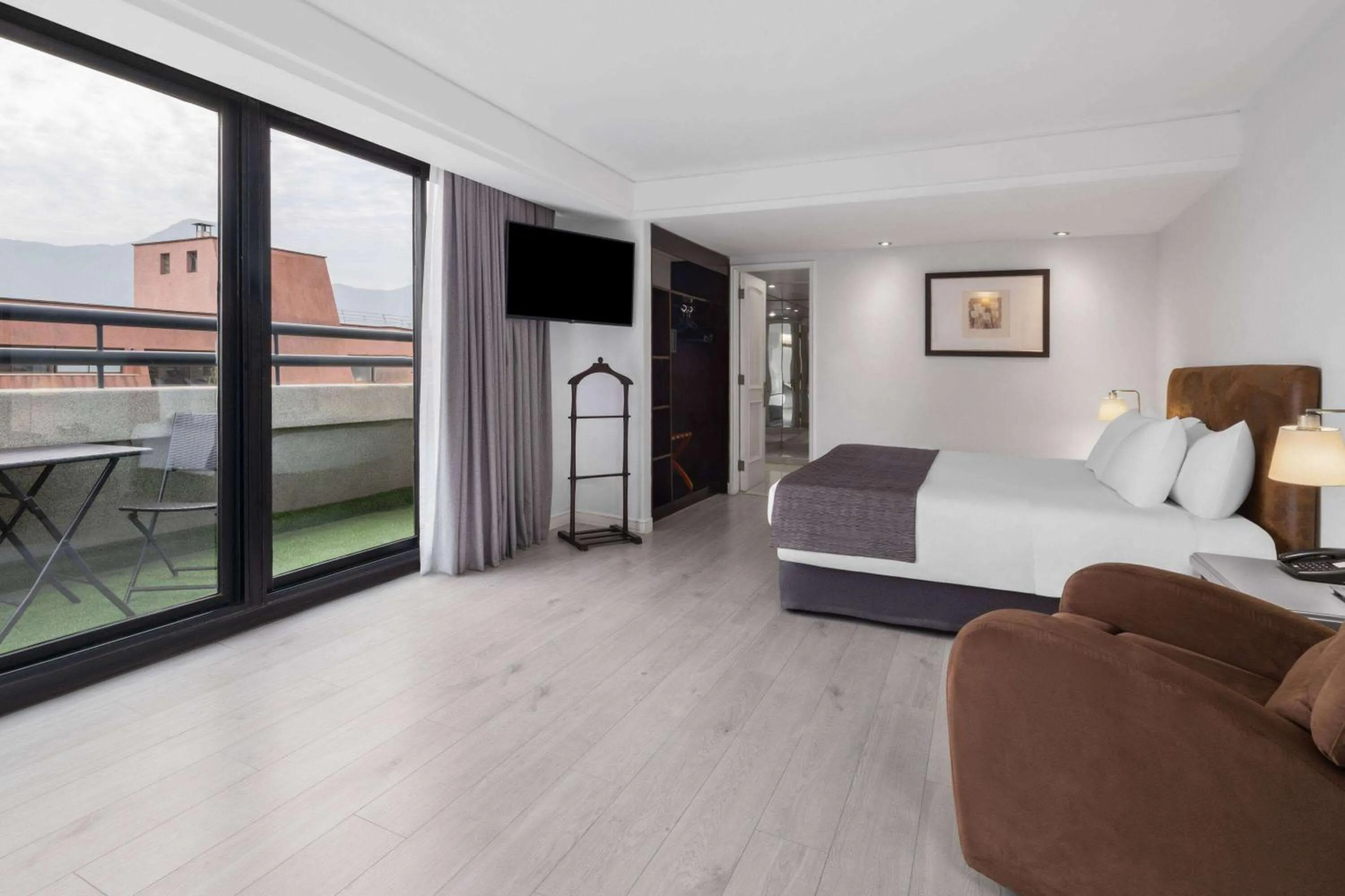 Deluxe King Room in Wyndham Garden Santiago Kennedy