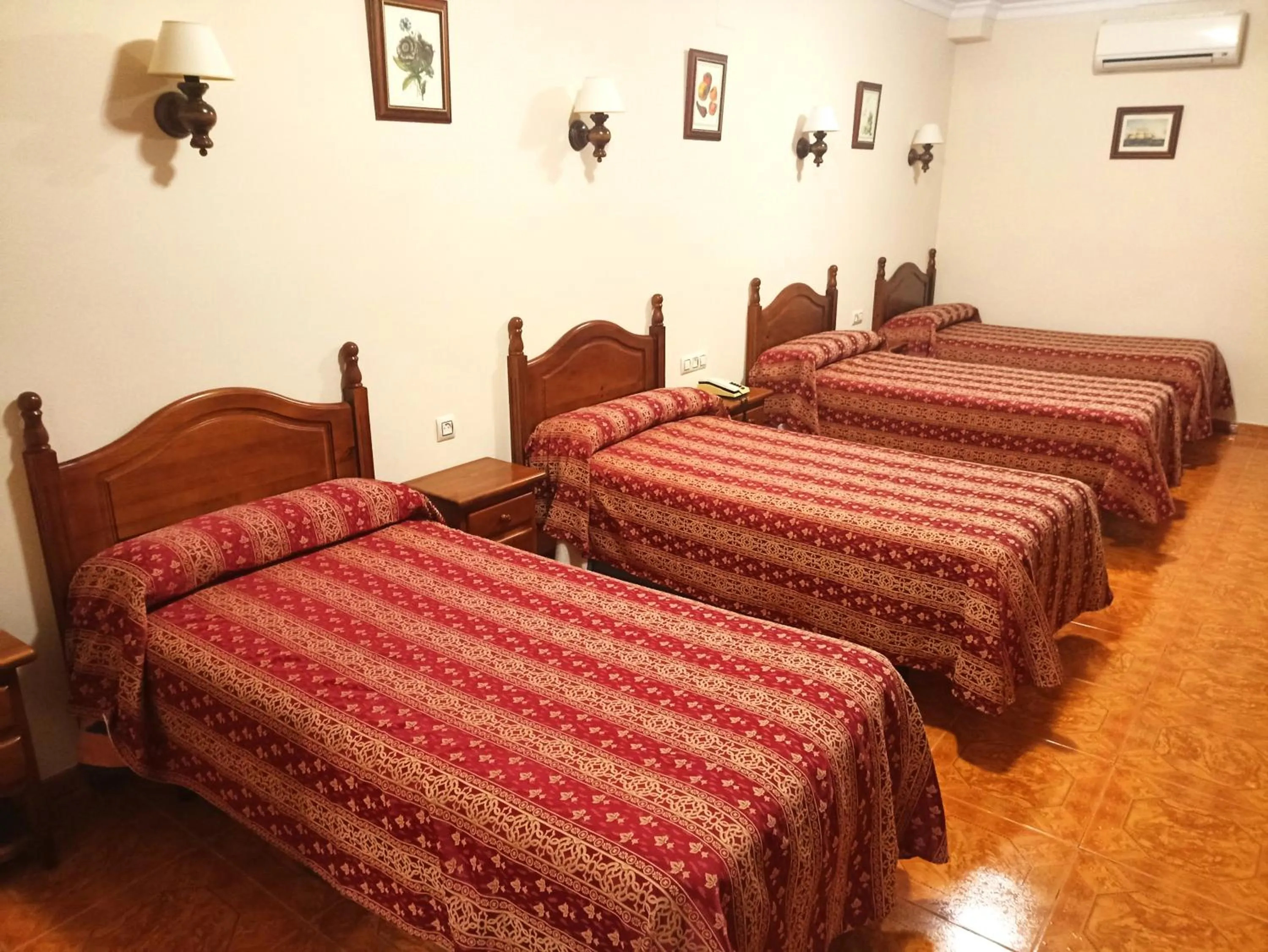 Quintuple Room (5 Adults) in Hostal Bellido