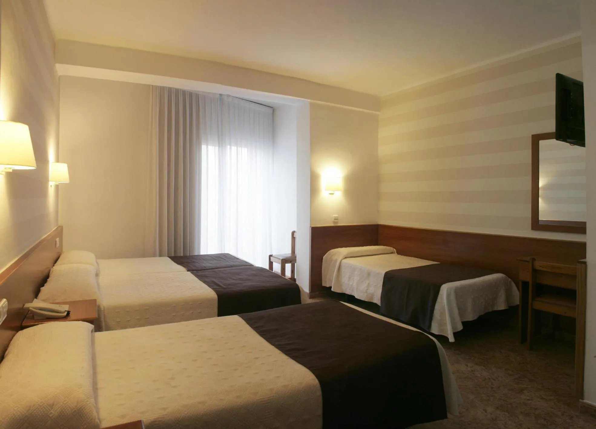 Standard Quadruple Room in Hotel Costa Brava