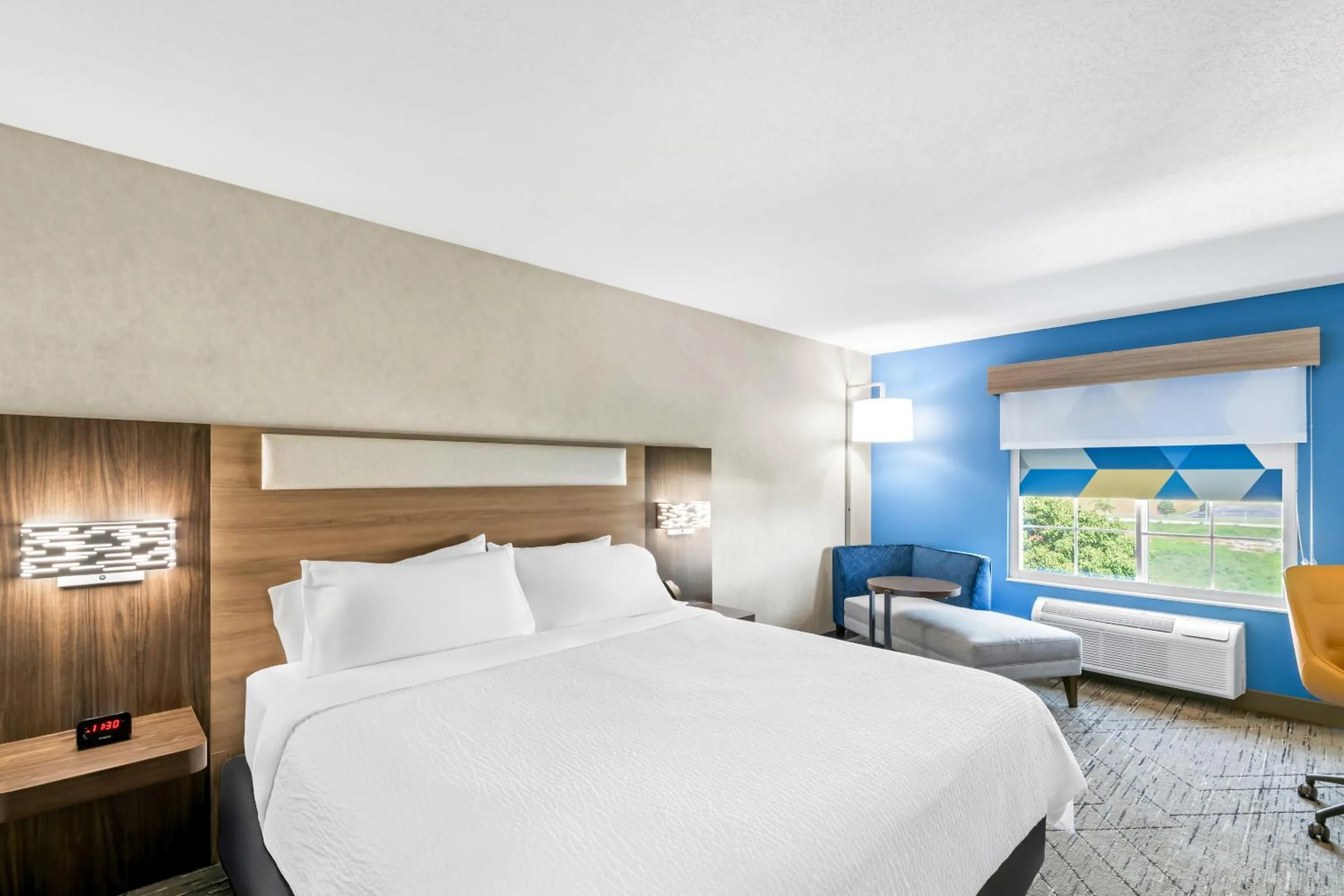 King Suite in Holiday Inn Express Hotel & Suites Council Bluffs - Convention Center Area by IHG