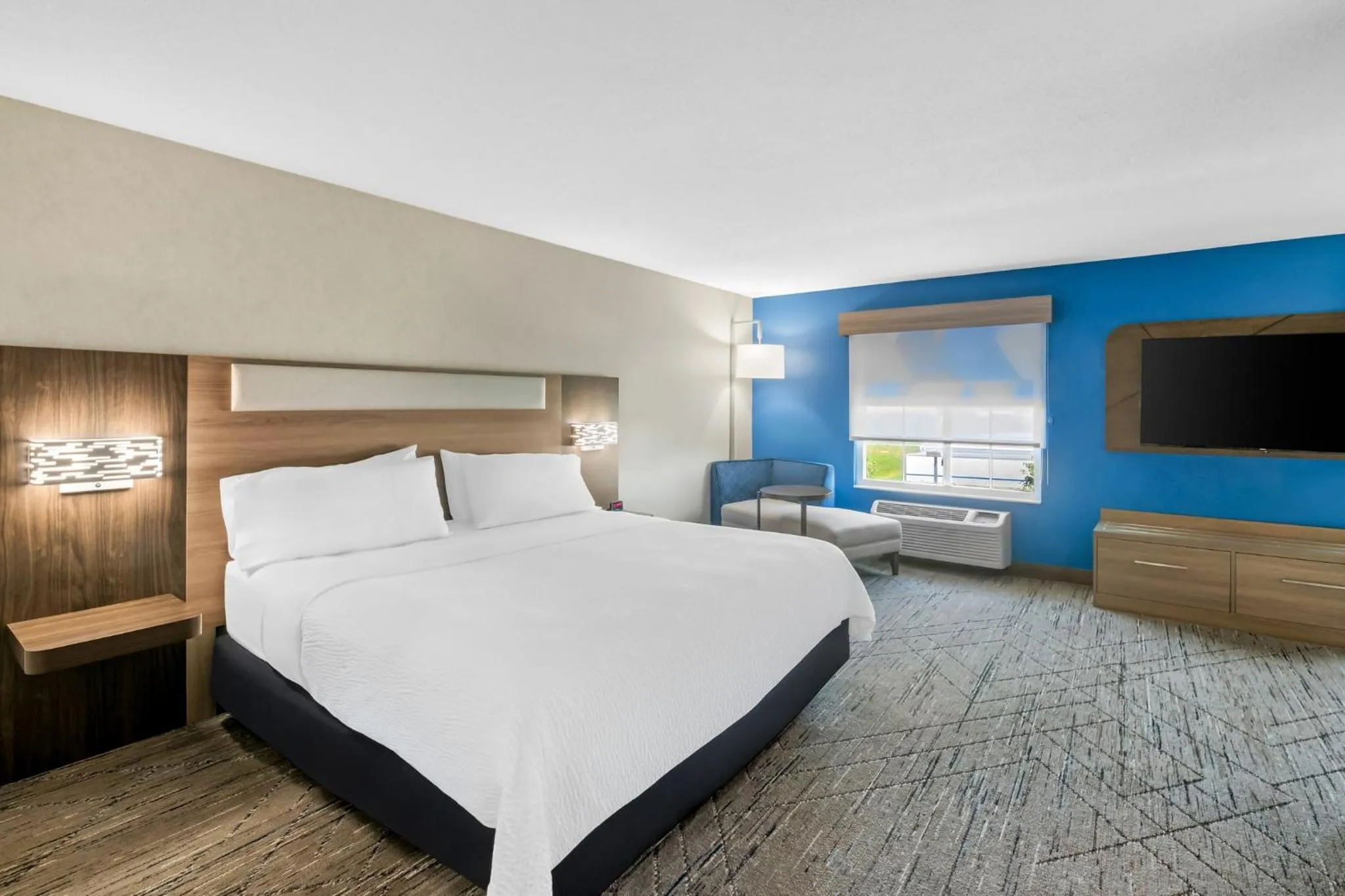 King Room with Jetted Tub in Holiday Inn Express Hotel & Suites Council Bluffs - Convention Center Area by IHG