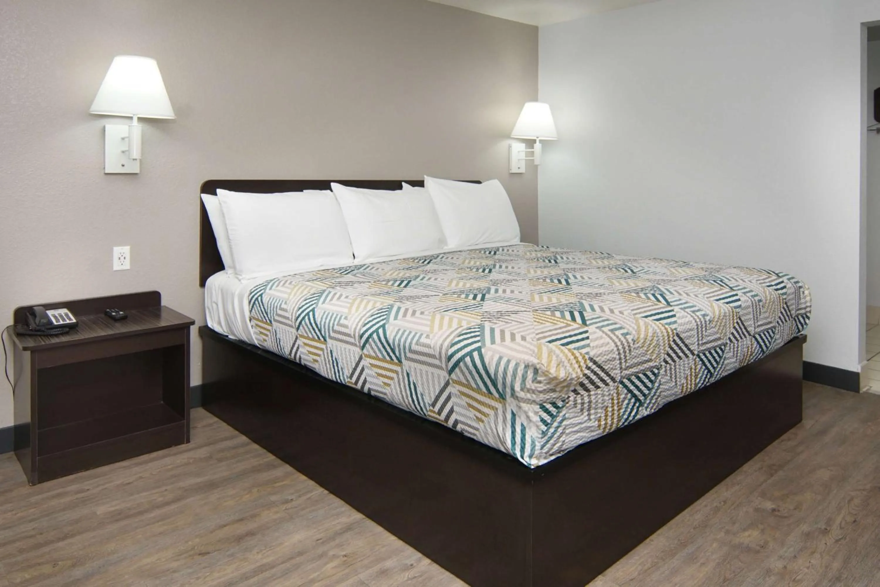 King Room - Disability Access - Non-Smoking in Motel 6-Lancaster, TX - DeSoto - Lancaster