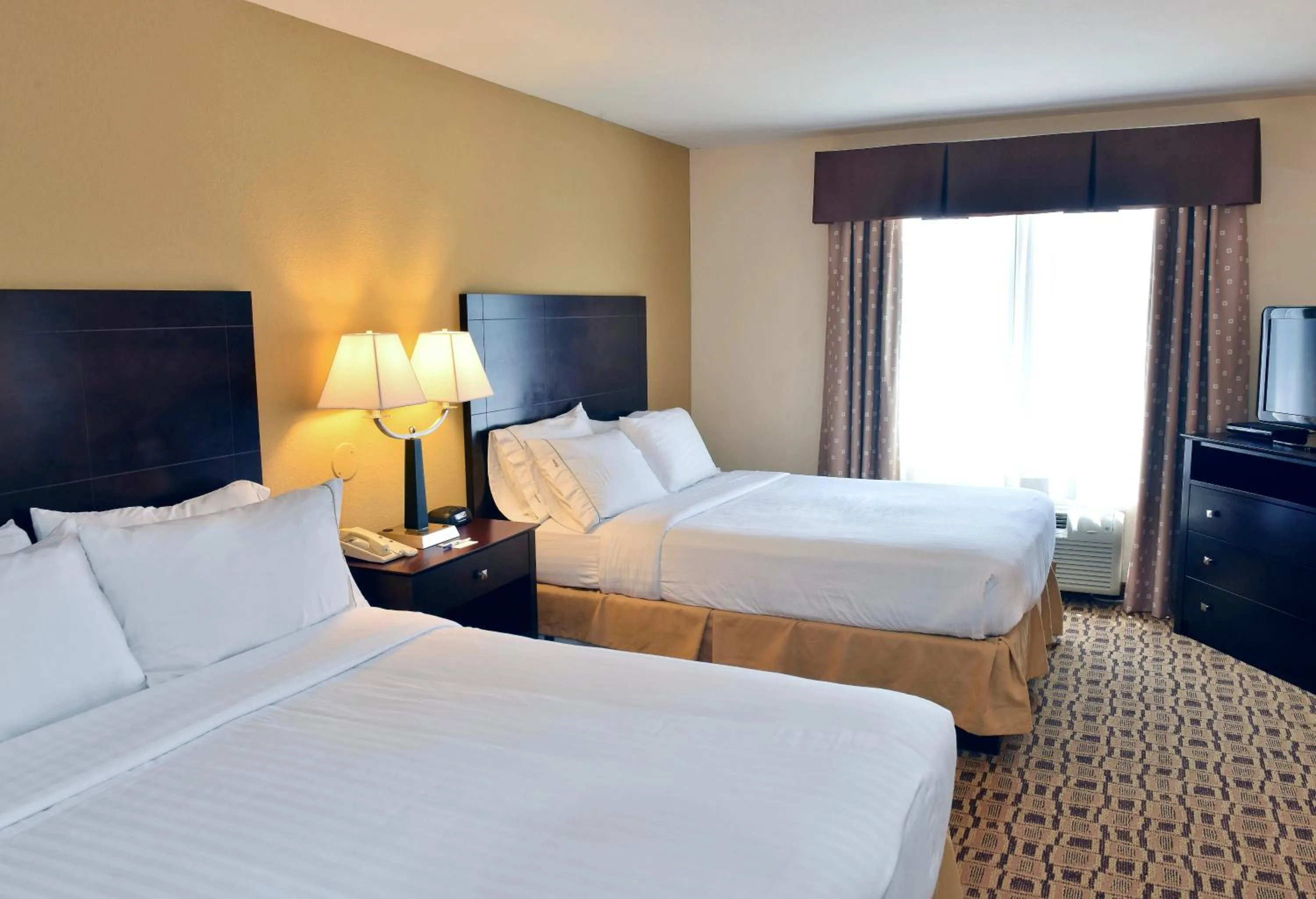Suite with Tub - Disability Access/Hearing Accessible in Holiday Inn Express Boonville by IHG