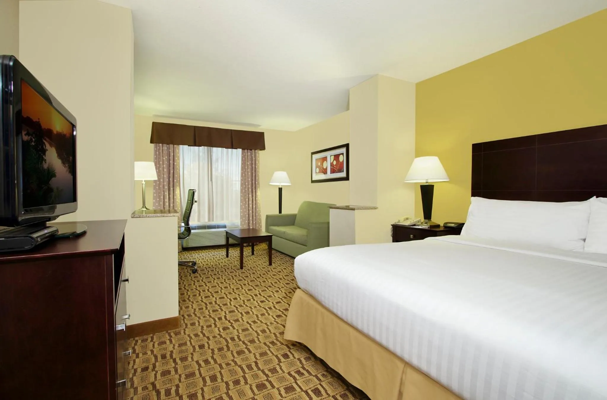Deluxe King Room with Roll In Shower - Disability Access/Non-Smoking in Holiday Inn Express Boonville by IHG