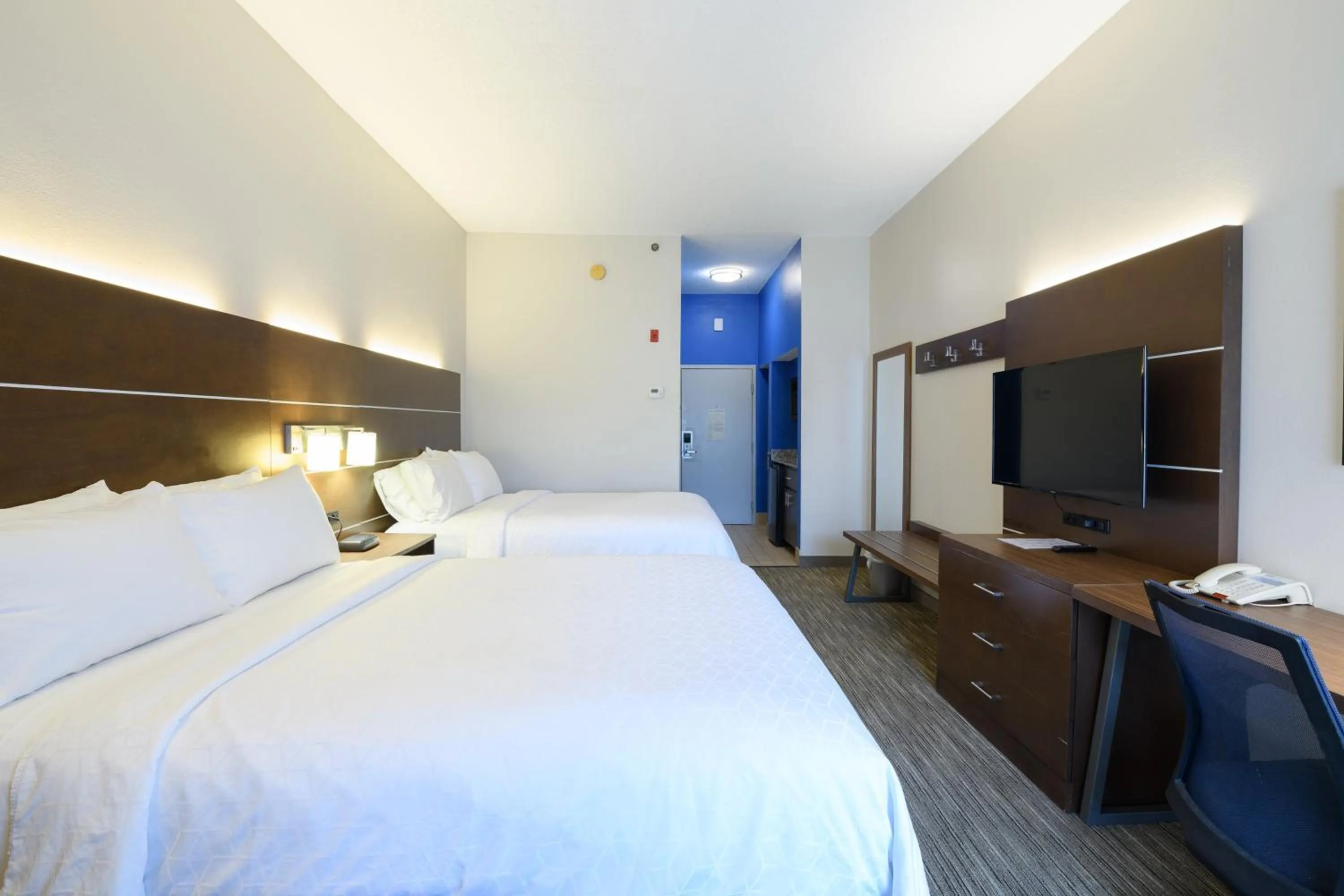 Queen Suite with Two Queen Beds and Sofa Bed in Holiday Inn Express Hotel & Suites Blythewood by IHG