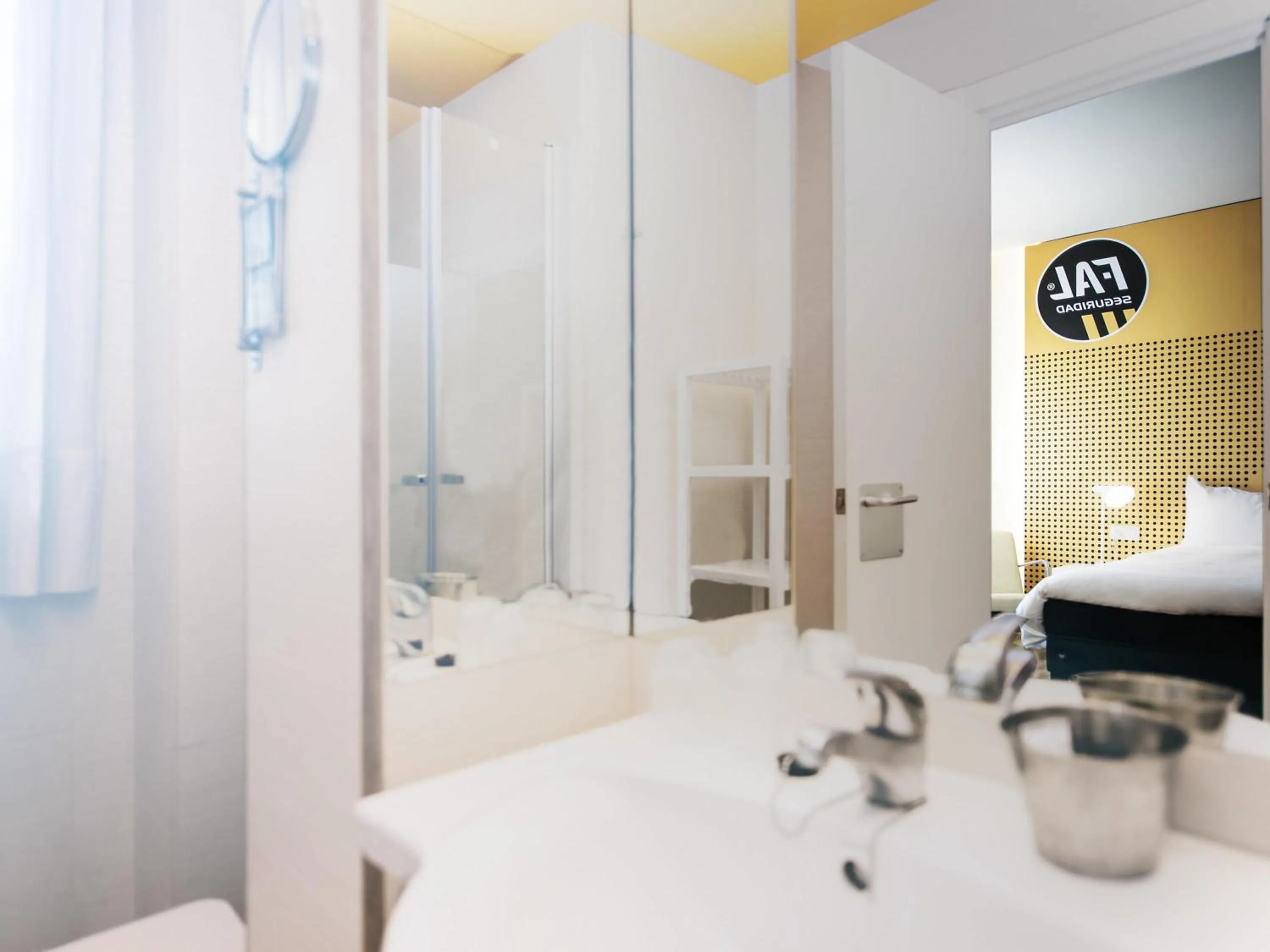 Standard Twin Room with Extra Bed in Hotel Ibis Styles La Rioja Arnedo