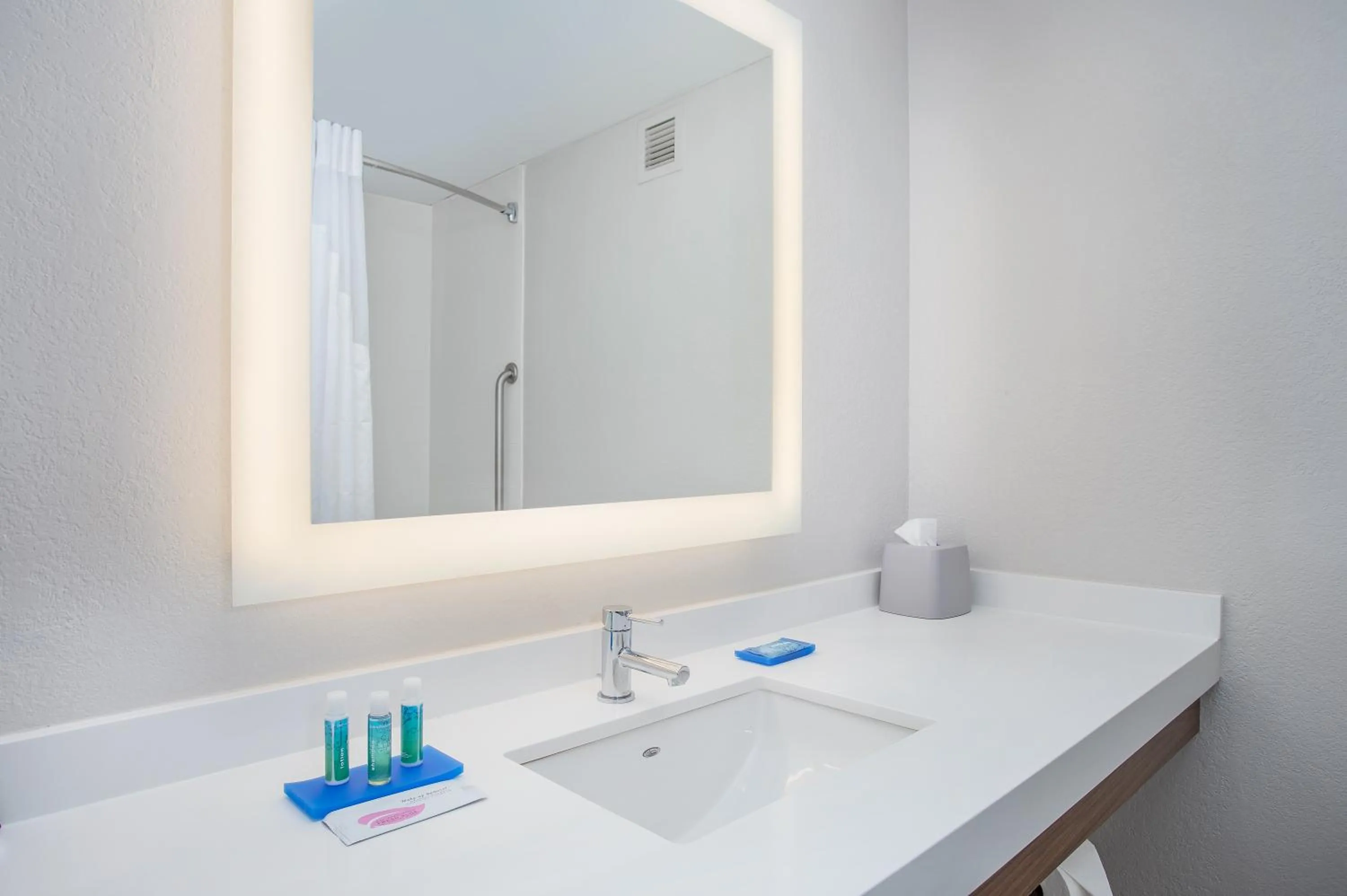 Standard Queen Room with Two Queen Beds in Holiday Inn Express Hotel & Suites Alcoa Knoxville Airport by IHG